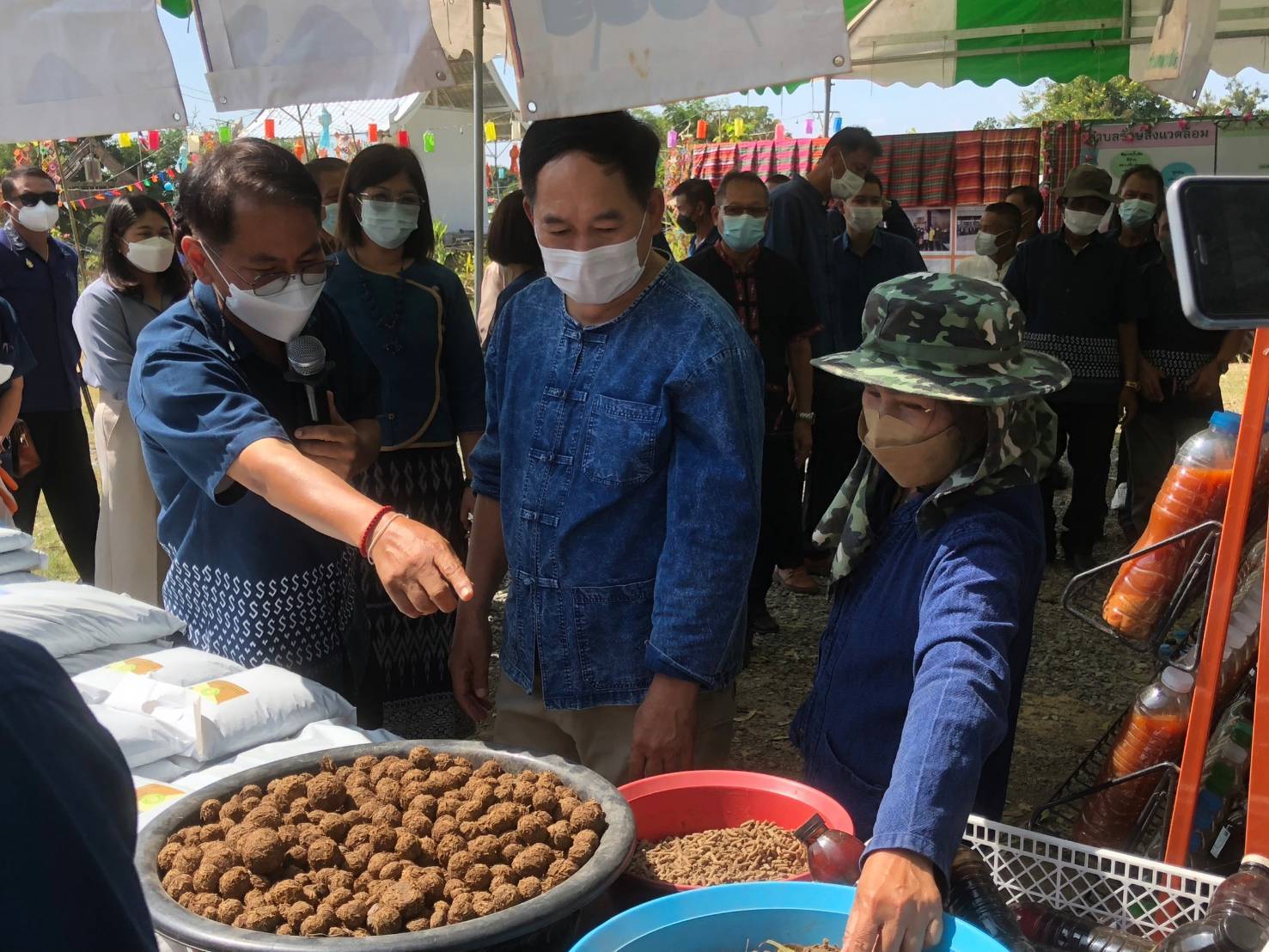 จังหวัดขอนแก่น : เดินหน้าสร้างความมั่นคงทางอาหารน้อมนำแนวพระราชดำริของสมเด็จพระกนิษฐาธิราชเจ้า กรมสมเด็จพระเทพรัตนราชสุดา ฯ สยามบรมราชกุมารี พร้อม Kick off ปฏิบัติการ 45 วัน ปลูกผักสวนครัว รณรงค์ปลูกพืชผักสมุนไพร ต้านภัย COVID – 19 พร้อมกัน 26 อำเภอ ควบคู่กับการจัดทำถังขยะเปียกลดโลกร้อน