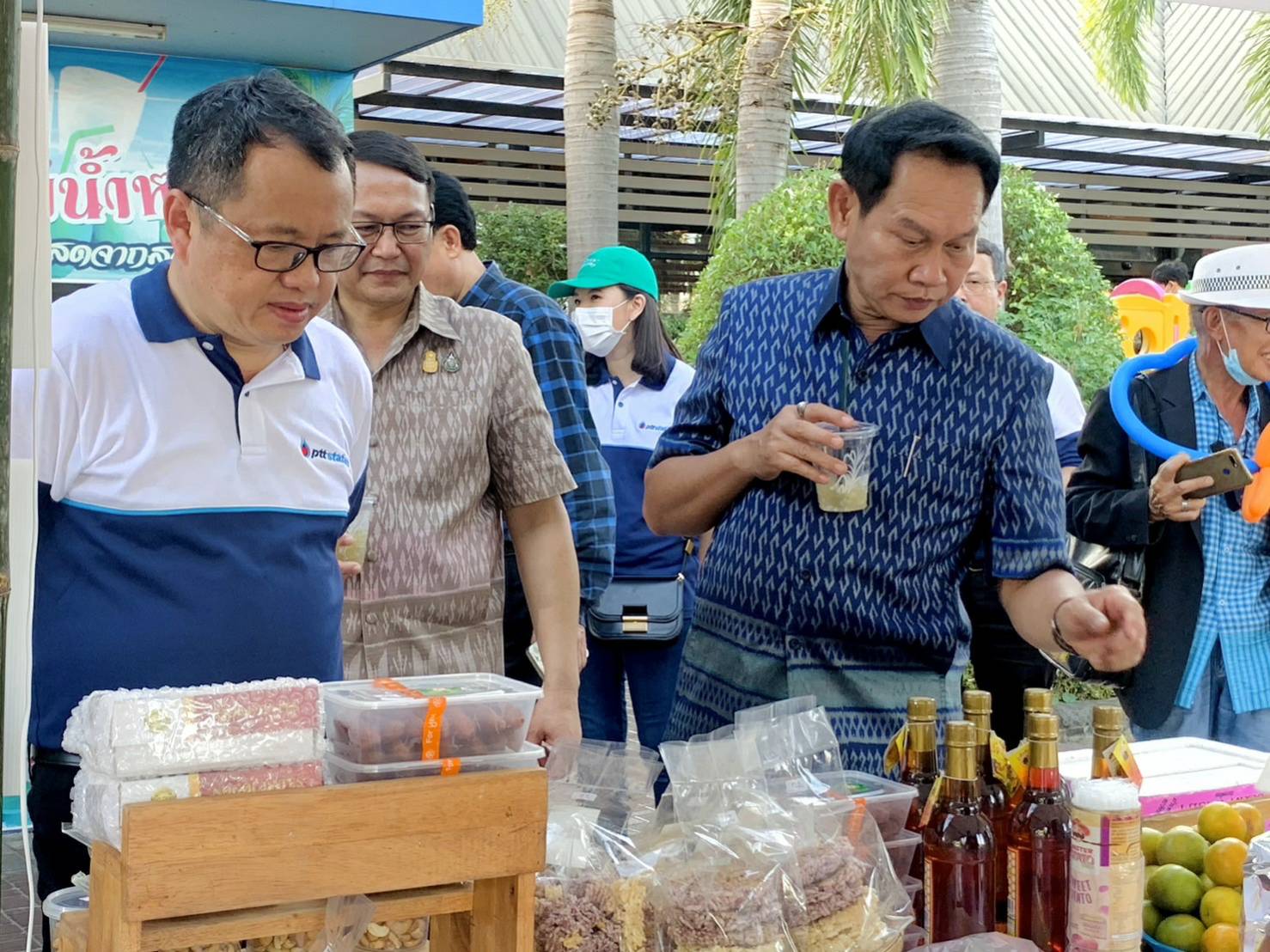 ขอนแก่น :  พีทีที สเตชั่น ตอกย้ำช่วยเศรษฐกิจฐานรากจัด “ตลาดเติมสุข” ผู้ผลิต ผู้ขายตัวจริงถึงผู้บริโภคไม่ผ่านคนกลาง  