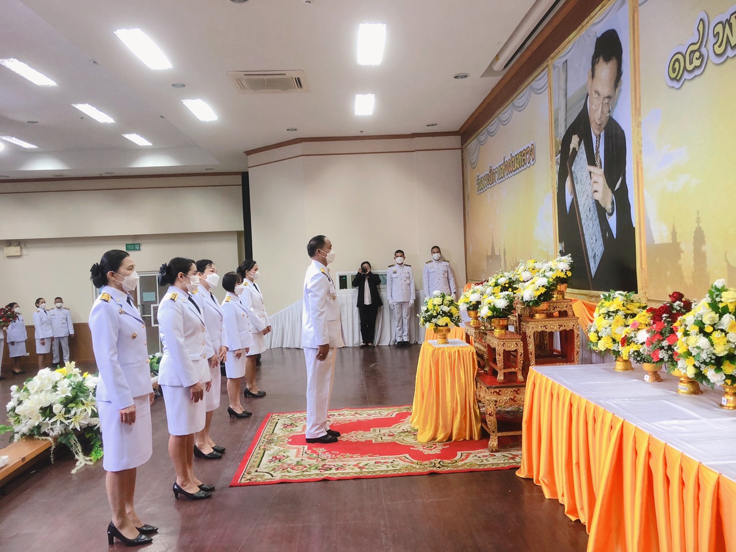 ?พช.ขอนแก่น:  ร่วมพิธีถวายสักการะวางพานพุ่มดอกไม้สด เนื่องใน วันพระบิดาแห่งฝนหลวง ประจำปี 2565 เพื่อน้อมสำนึกในพระมหากรุณาธิคุณ ร.9 พระบาทสมเด็จพระบรมชนกาธิเบศร มหาภูมิพลอดุลยเดชมหาราช บรมนาถบพิตร