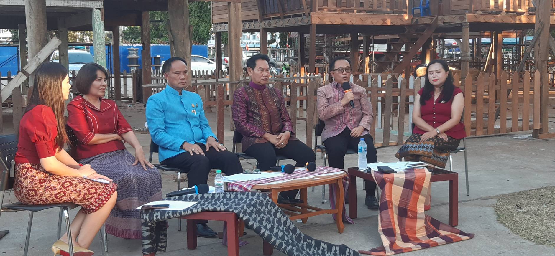 จังหวัดขอนแก่น : ร่วมถ่ายทำรายการ “เล่าเรื่องเมืองขอนแก่น” ประเด็น การจัดงานเทศกาลไหมนานาชาติ ประเพณีผูกเสี่ยว งานกาชาดจังหวัดขอนแก่น และงานขอนแก่นซอฟต์พาวเวอร์ ประจำปี 2565 เพื่อเผยแพร่ทาง Facebook Live เพจ คนพันธุ์แชร์ สวท.ขอนแก่น และทางวิทยุ สวท.ขอนแก่น FM 99.50 MHz
