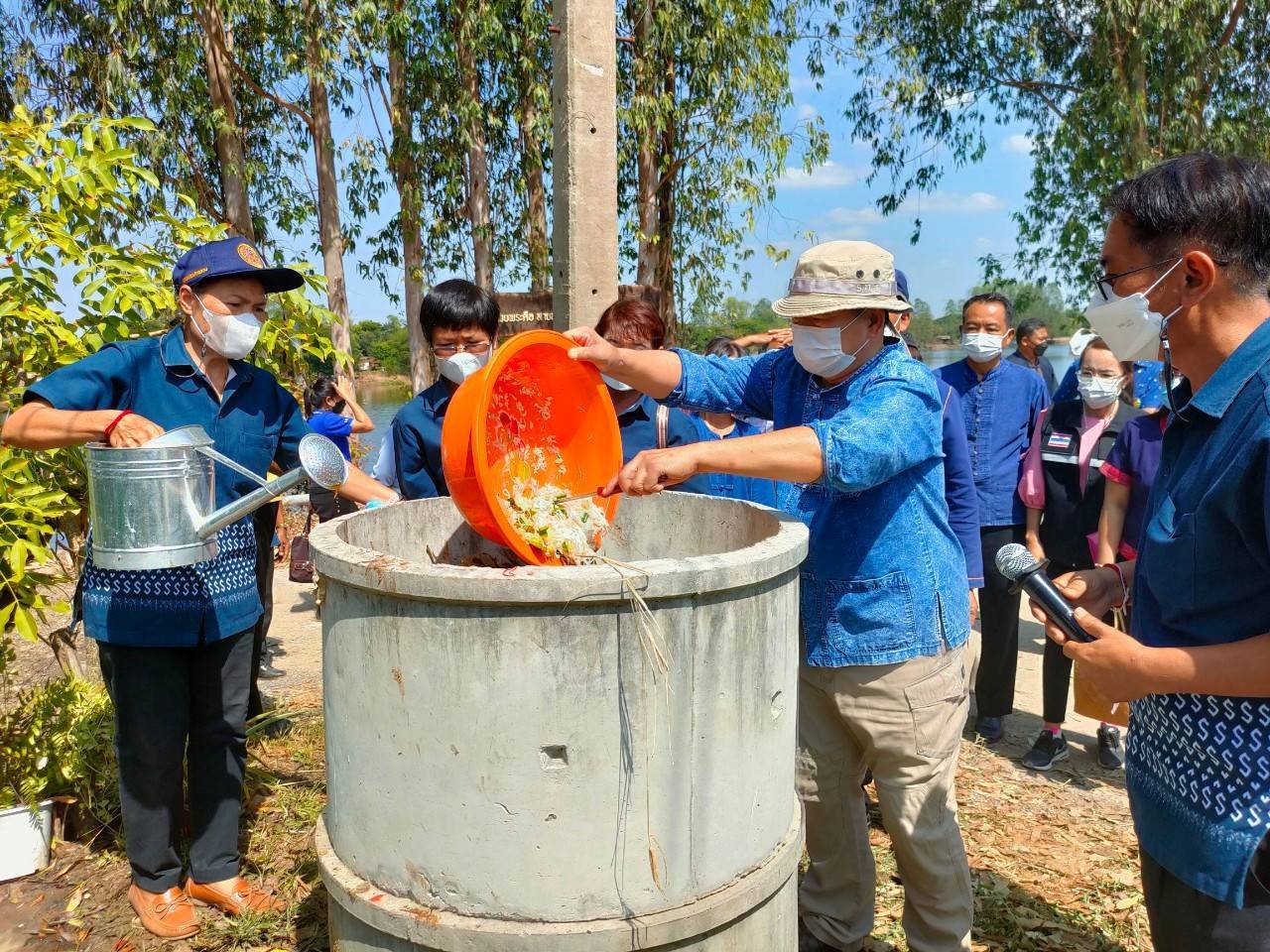 จังหวัดขอนแก่น : เดินหน้าสร้างความมั่นคงทางอาหารน้อมนำแนวพระราชดำริของสมเด็จพระกนิษฐาธิราชเจ้า กรมสมเด็จพระเทพรัตนราชสุดา ฯ สยามบรมราชกุมารี พร้อม Kick off ปฏิบัติการ 45 วัน ปลูกผักสวนครัว รณรงค์ปลูกพืชผักสมุนไพร ต้านภัย COVID – 19 พร้อมกัน 26 อำเภอ ควบคู่กับการจัดทำถังขยะเปียกลดโลกร้อน