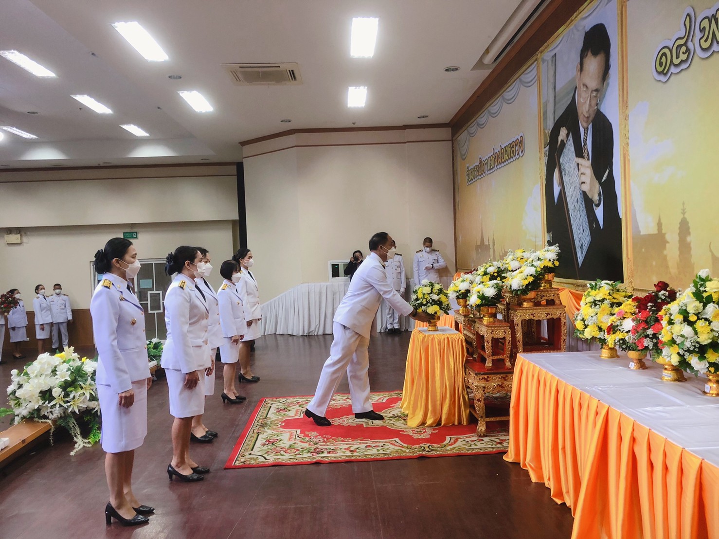 ?พช.ขอนแก่น:  ร่วมพิธีถวายสักการะวางพานพุ่มดอกไม้สด เนื่องใน วันพระบิดาแห่งฝนหลวง ประจำปี 2565 เพื่อน้อมสำนึกในพระมหากรุณาธิคุณ ร.9 พระบาทสมเด็จพระบรมชนกาธิเบศร มหาภูมิพลอดุลยเดชมหาราช บรมนาถบพิตร