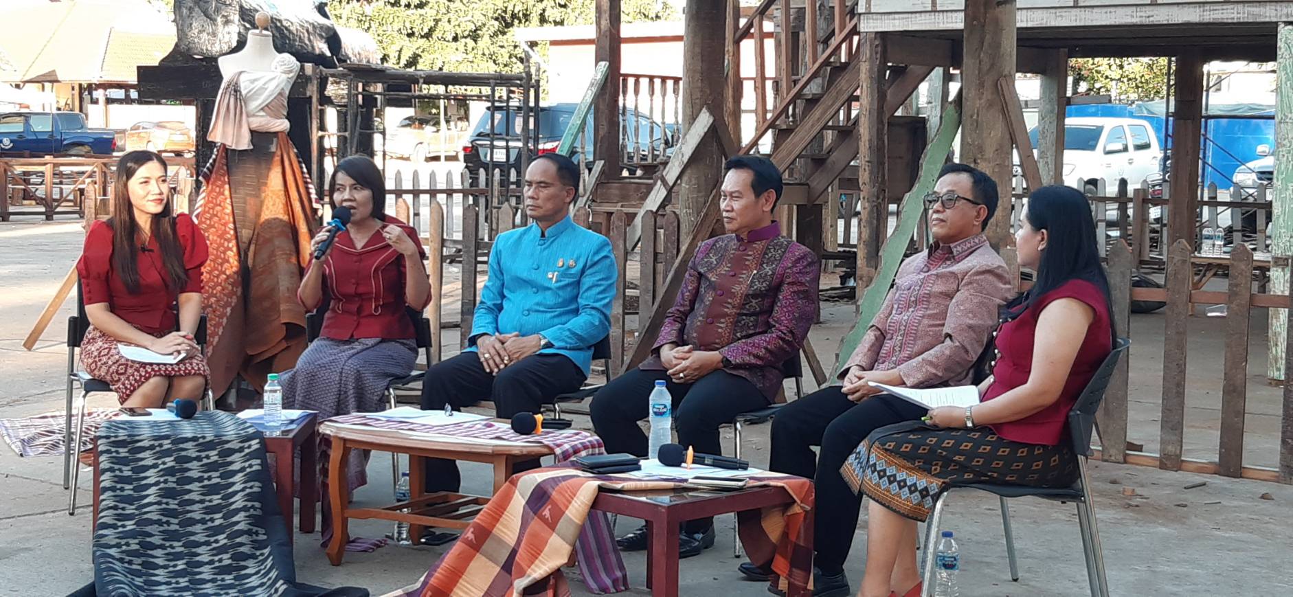 จังหวัดขอนแก่น : ร่วมถ่ายทำรายการ “เล่าเรื่องเมืองขอนแก่น” ประเด็น การจัดงานเทศกาลไหมนานาชาติ ประเพณีผูกเสี่ยว งานกาชาดจังหวัดขอนแก่น และงานขอนแก่นซอฟต์พาวเวอร์ ประจำปี 2565 เพื่อเผยแพร่ทาง Facebook Live เพจ คนพันธุ์แชร์ สวท.ขอนแก่น และทางวิทยุ สวท.ขอนแก่น FM 99.50 MHz