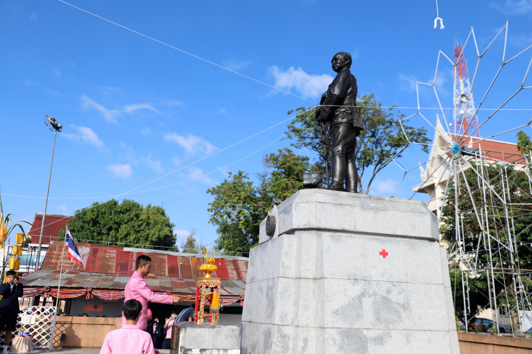 ขอนแก่น : ประชาชนชาวขอนแก่นทั้ง 26 อำเภอ กว่า 25,000 คน ร่วมพิธีรำบวงสรวง 10 สิ่งศักดิ์สิทธิ์คู่จังหวัดขอนแก่น ฉลองครบรอบก่อสร้างจังหวัดขอนแก่น 225 ปี และเป็นกิจกรรมก่อนจัดงานเทศกาลไหมนานาชาติฯ และงานขอนแก่นซอฟต์เพาเวอร์ ประจำปี 2565