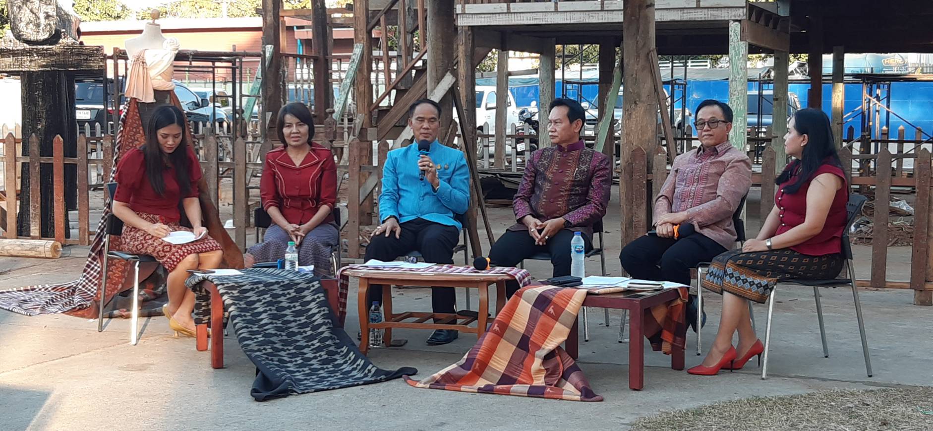 จังหวัดขอนแก่น : ร่วมถ่ายทำรายการ “เล่าเรื่องเมืองขอนแก่น” ประเด็น การจัดงานเทศกาลไหมนานาชาติ ประเพณีผูกเสี่ยว งานกาชาดจังหวัดขอนแก่น และงานขอนแก่นซอฟต์พาวเวอร์ ประจำปี 2565 เพื่อเผยแพร่ทาง Facebook Live เพจ คนพันธุ์แชร์ สวท.ขอนแก่น และทางวิทยุ สวท.ขอนแก่น FM 99.50 MHz
