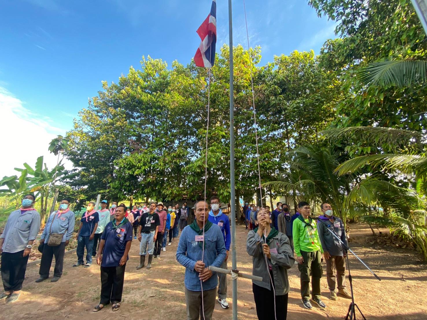 พช.ขอนแก่น : พัฒนาการจังหวัดขอนแก่น เยี่ยมให้กำลังใจผู้เข้ารับการฝึกอบรมโครงการพัฒนาหมู่บ้านเศรษฐกิจพอเพียง กิจกรรมย่อยที่ 1 กิจกรรมที่ 1 สร้างและพัฒนากลไกขับเคลื่อนในระดับพื้นที่ กิจกรรมที่ 1.1 อบรมแกนนำขับเคลื่อนหมู่บ้านเศรษฐกิจพอเพียง ซึ่งเป็นการฝึกอบรมวันที่ 4