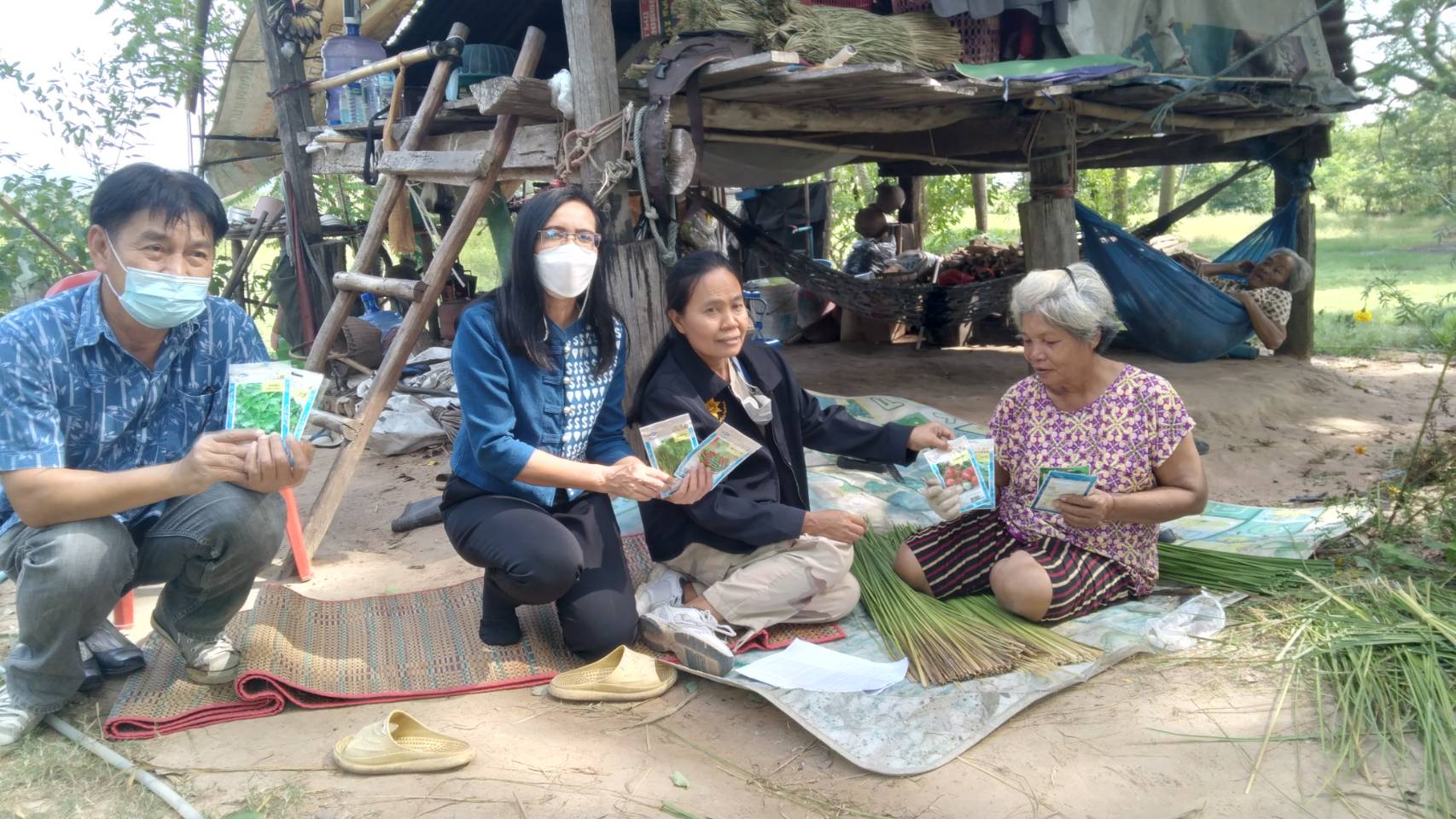 จังหวัดขอนแก่น : เร่งเครื่องเดินหน้าขับเคลื่อนการน้อมนำแนวพระราชดำริของสมเด็จพระกนิษฐาธิราชเจ้า กรมสมเด็จพระเทพรัตนราชสุดา ฯ สยามบรมราชกุมารี สร้างความมั่นคงทางอาหาร สู่ปฏิบัติการปลูกผักสวนครัวเพื่อสร้างความมั่นคงทางอาหาร ย้ำภายใน 30 พฤศจิกายน 2565 ทุกอำเภอ ปลูกพืชผักสวนครัว ครบ 100 %