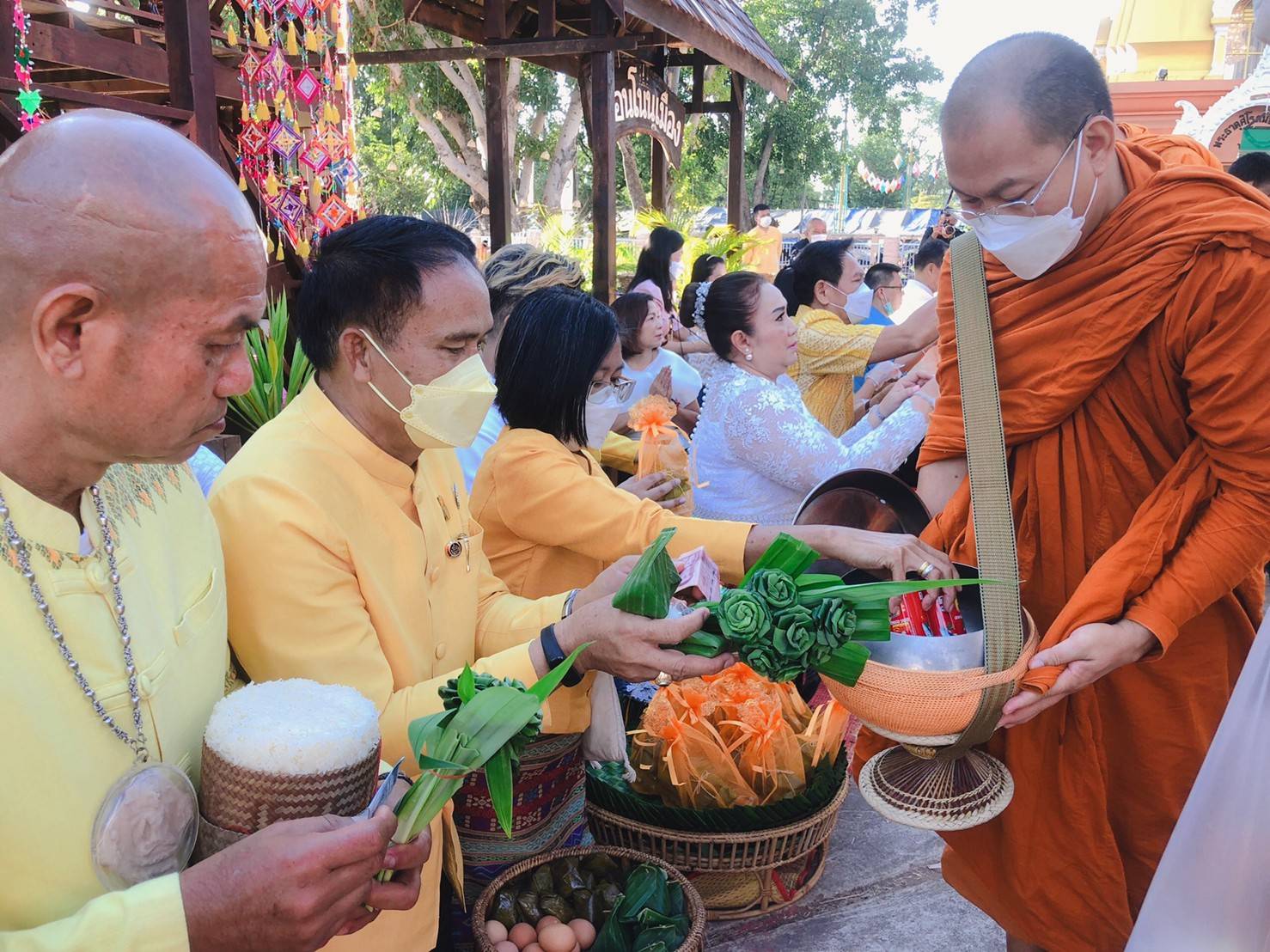 จังหวัดขอนแก่น ทำบุญตักบาตรข้าวเหนียว อาหารสำเร็จ เพื่อความสิริมงคลงานเทศกาลไหมนานาชาติฯ ปี2565