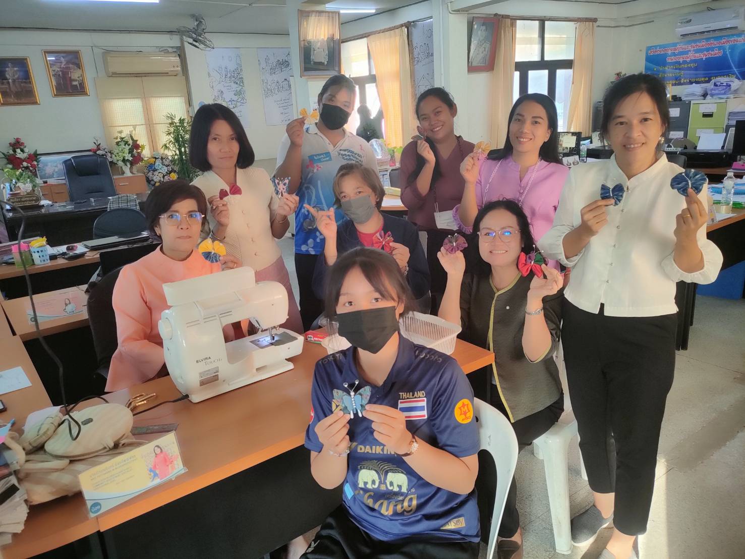 พช.ขอนแก่น : รวมใจร่วมกันแสดงพลังแห่งความจงรักภักดี อาสาช่วยกันประดิษฐ์ผีเสื้อจากผ้าพื้นถิ่น สำหรับนำไปประดับในนิทรรศการออกร้านกาชาดของสมาคมแม่บ้านมหาดไทย