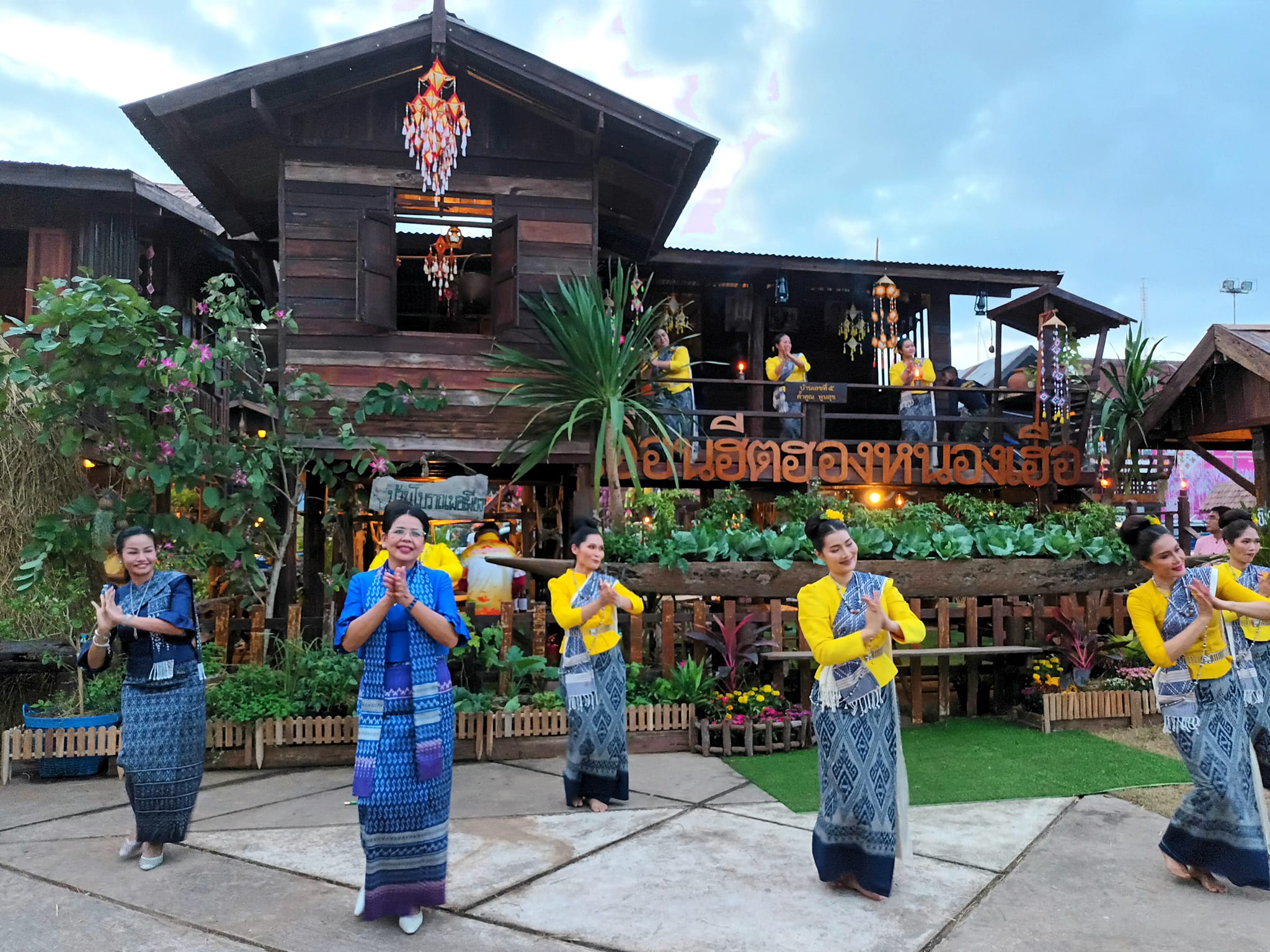 พช.ขอนแก่น : ร่วมพิธีขึ้นบ้านใหม่ “เฮือนโบราณ วิถีไทบ้านขอนแก่น”งานเทศกาลไหมนานาชาติ ประเพณีผูกเสี่ยวงานกาชาดจังหวัดขอนแก่น และงานขอนแก่นชอฟต์พาวเวอร์ ประจำปี 2565
