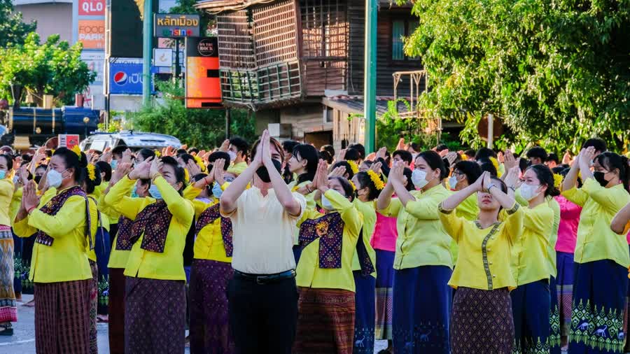 ขอนแก่น : ประชาชนชาวขอนแก่นทั้ง 26 อำเภอ กว่า 25,000 คน ร่วมพิธีรำบวงสรวง 10 สิ่งศักดิ์สิทธิ์คู่จังหวัดขอนแก่น ฉลองครบรอบก่อสร้างจังหวัดขอนแก่น 225 ปี และเป็นกิจกรรมก่อนจัดงานเทศกาลไหมนานาชาติฯ และงานขอนแก่นซอฟต์เพาเวอร์ ประจำปี 2565
