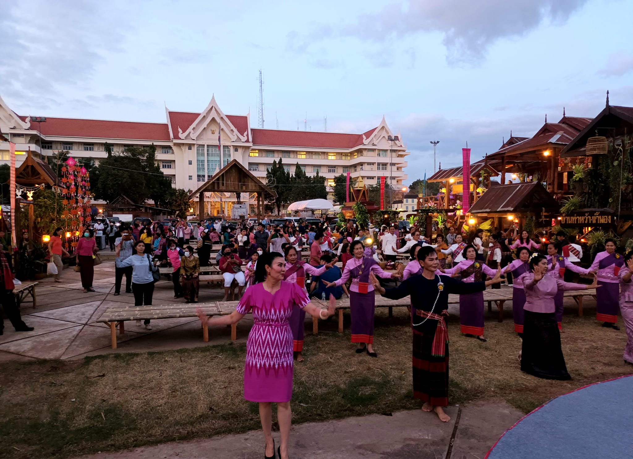 พช.ขอนแก่น : ร่วมพิธีขึ้นบ้านใหม่ “เฮือนโบราณ วิถีไทบ้านขอนแก่น”งานเทศกาลไหมนานาชาติ ประเพณีผูกเสี่ยวงานกาชาดจังหวัดขอนแก่น และงานขอนแก่นชอฟต์พาวเวอร์ ประจำปี 2565