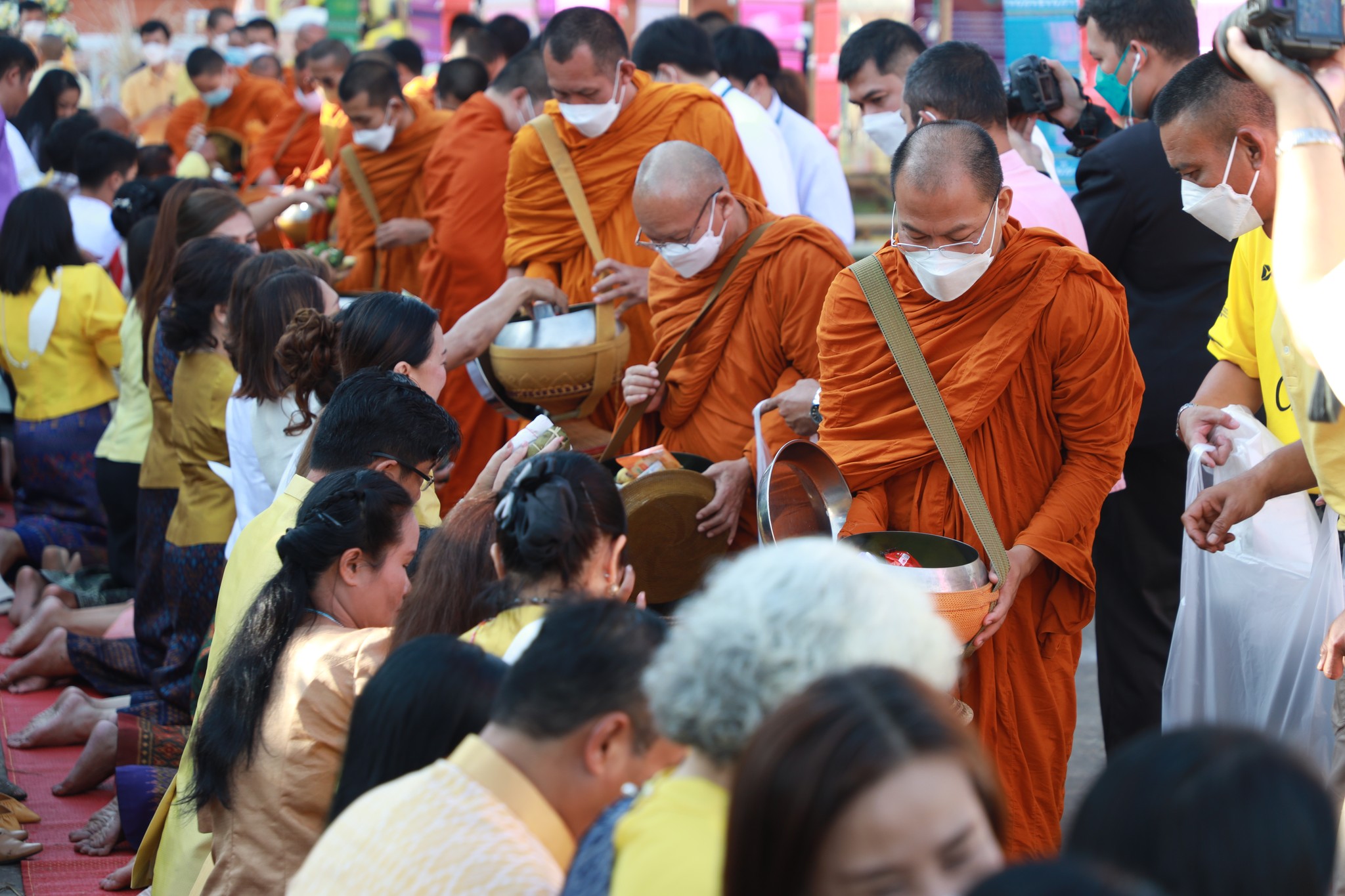 จังหวัดขอนแก่น ทำบุญตักบาตรข้าวเหนียว อาหารสำเร็จ เพื่อความสิริมงคลงานเทศกาลไหมนานาชาติฯ ปี2565