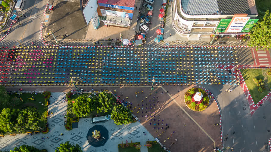 ขอนแก่น : ประชาชนชาวขอนแก่นทั้ง 26 อำเภอ กว่า 25,000 คน ร่วมพิธีรำบวงสรวง 10 สิ่งศักดิ์สิทธิ์คู่จังหวัดขอนแก่น ฉลองครบรอบก่อสร้างจังหวัดขอนแก่น 225 ปี และเป็นกิจกรรมก่อนจัดงานเทศกาลไหมนานาชาติฯ และงานขอนแก่นซอฟต์เพาเวอร์ ประจำปี 2565