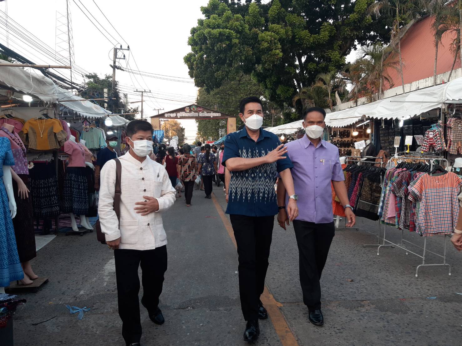 พช.ขอนแก่น : นายวิฑูรย์ นวลนุกูล รองอธิบดีกรมการพัฒนาชุมชน เยี่ยมให้กำลังใจ ผู้ประกอบการ OTOP ในงานเทศกาลไหมนานาชาติ ประเพณีผูกเสี่ยว งานกาชาดจังหวัดขอนแก่น และงานขอนแก่น Soft Power ประจำปี 2565