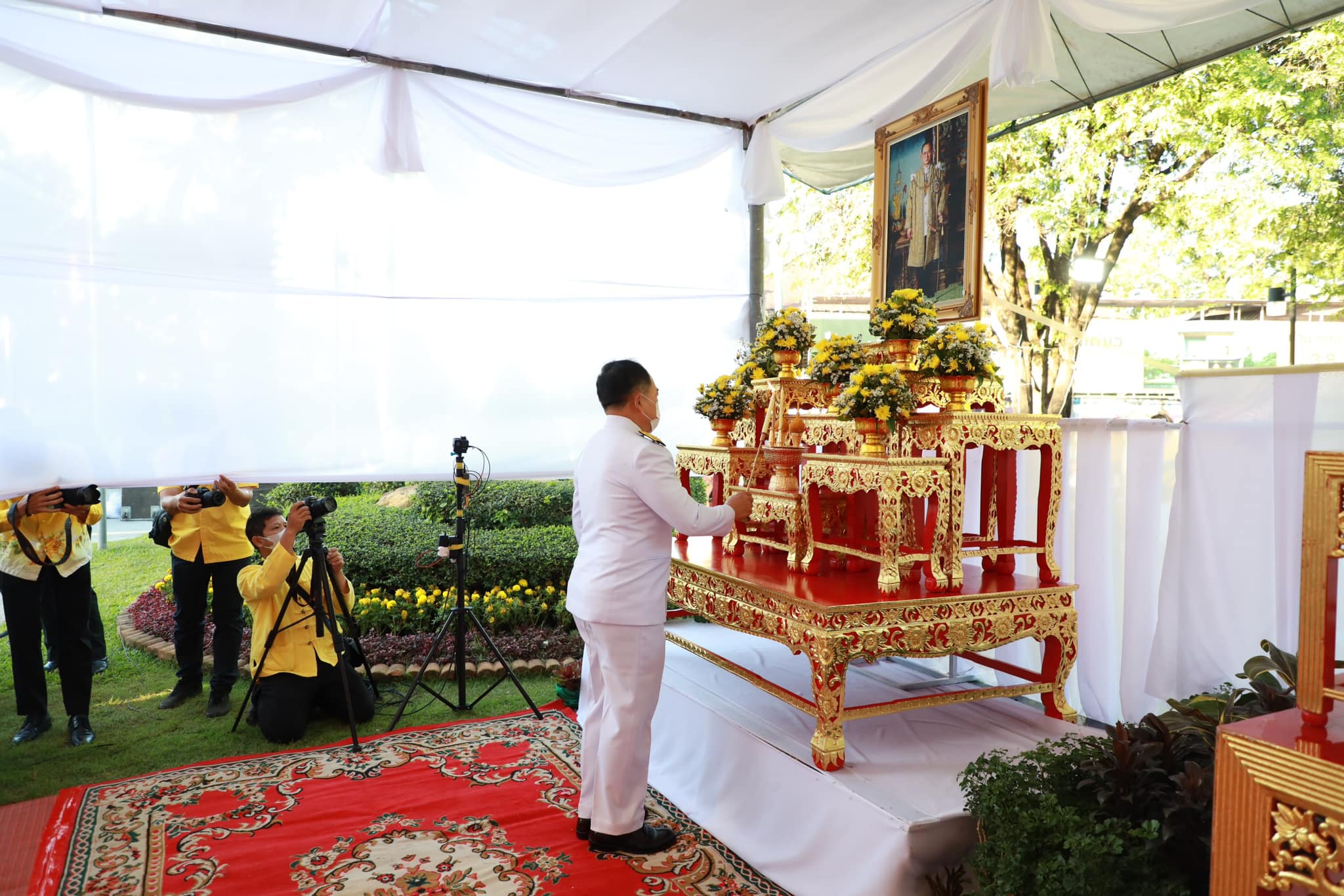จังหวัดขอนแก่น : ชาวขอนแก่นพร้อมใจทำบุญตักบาตรถวายเป็นพระราชกุศล เนื่องในวันคล้ายวันพระราชสมภพในหลวง รัชกาลที่ 9