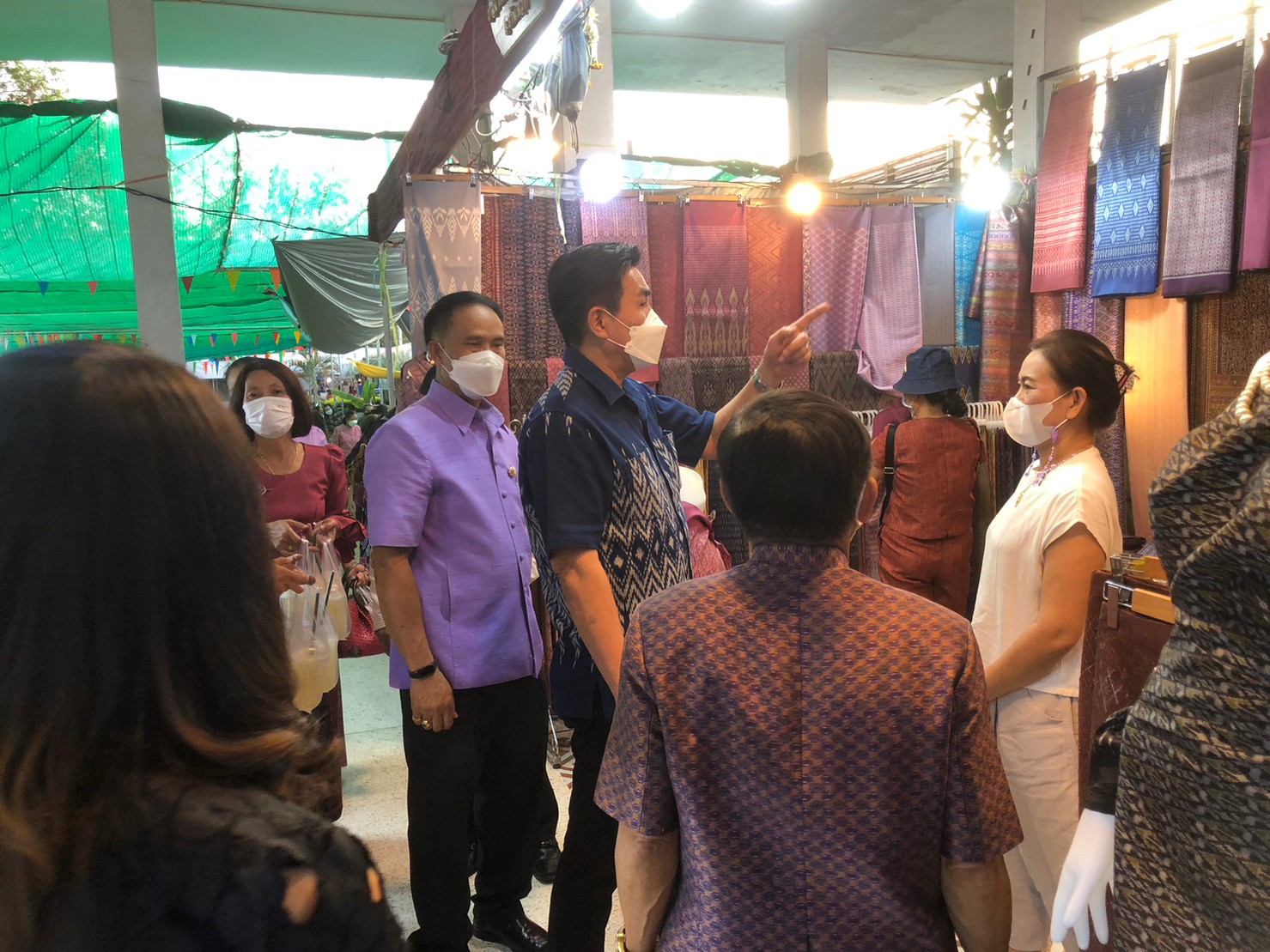 พช.ขอนแก่น : นายวิฑูรย์ นวลนุกูล รองอธิบดีกรมการพัฒนาชุมชน เยี่ยมให้กำลังใจ ผู้ประกอบการ OTOP ในงานเทศกาลไหมนานาชาติ ประเพณีผูกเสี่ยว งานกาชาดจังหวัดขอนแก่น และงานขอนแก่น Soft Power ประจำปี 2565