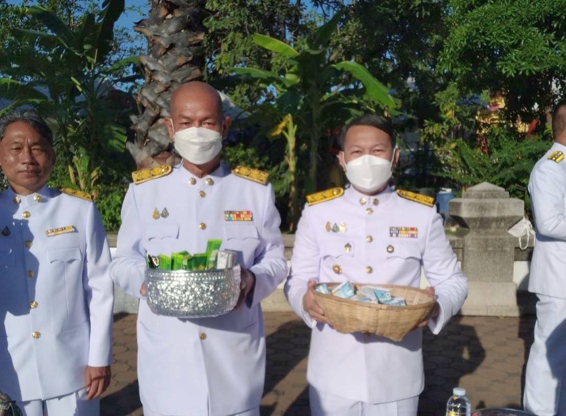 จังหวัดขอนแก่น : ชาวขอนแก่นพร้อมใจทำบุญตักบาตรถวายเป็นพระราชกุศล เนื่องในวันคล้ายวันพระราชสมภพในหลวง รัชกาลที่ 9