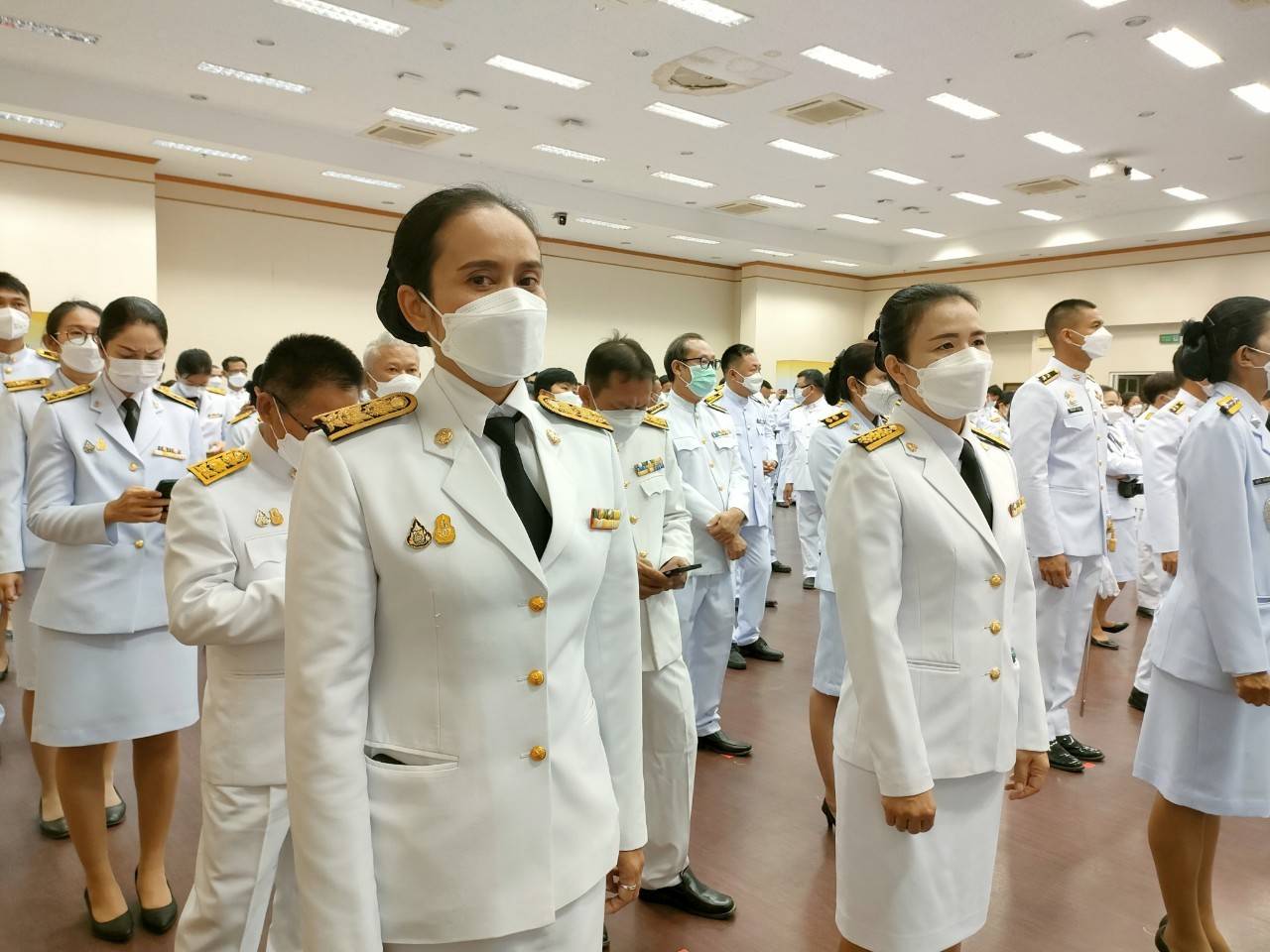 จังหวัดขอนแก่น : จัดพิธีวางพานพุ่มและถวายบังคมเบื้องหน้าพระบรมฉายาลักษณ์ พระบาทสมเด็จพระบรมชนกาธิเบศ มหาภูมิพลอดุลยเดชมหาราช บรมราชบพิธ เนื่องในวันพ่อแห่งชาติ ปี 2565