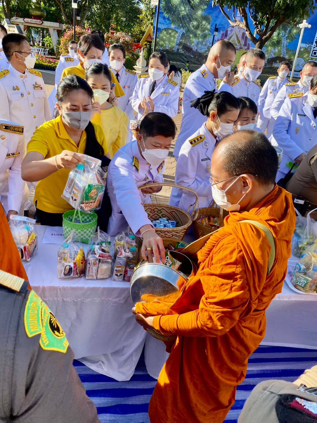 จังหวัดขอนแก่น : ชาวขอนแก่นพร้อมใจทำบุญตักบาตรถวายเป็นพระราชกุศล เนื่องในวันคล้ายวันพระราชสมภพในหลวง รัชกาลที่ 9