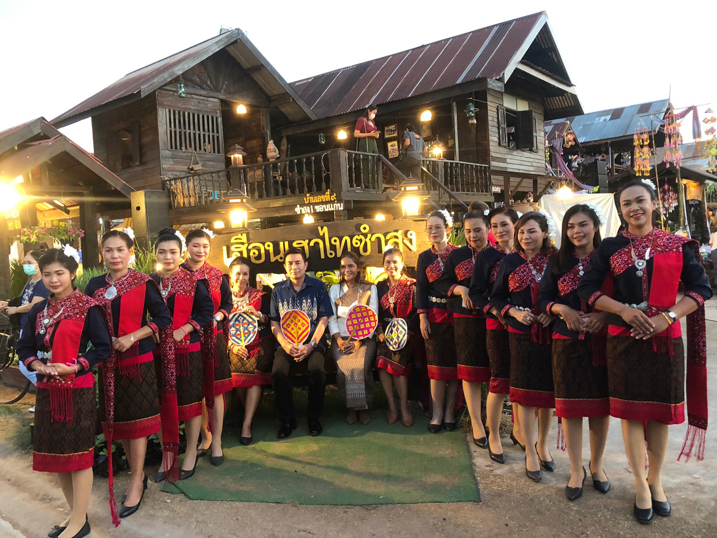พช.ขอนแก่น : นายวิฑูรย์ นวลนุกูล รองอธิบดีกรมการพัฒนาชุมชน เยี่ยมให้กำลังใจ ผู้ประกอบการ OTOP ในงานเทศกาลไหมนานาชาติ ประเพณีผูกเสี่ยว งานกาชาดจังหวัดขอนแก่น และงานขอนแก่น Soft Power ประจำปี 2565