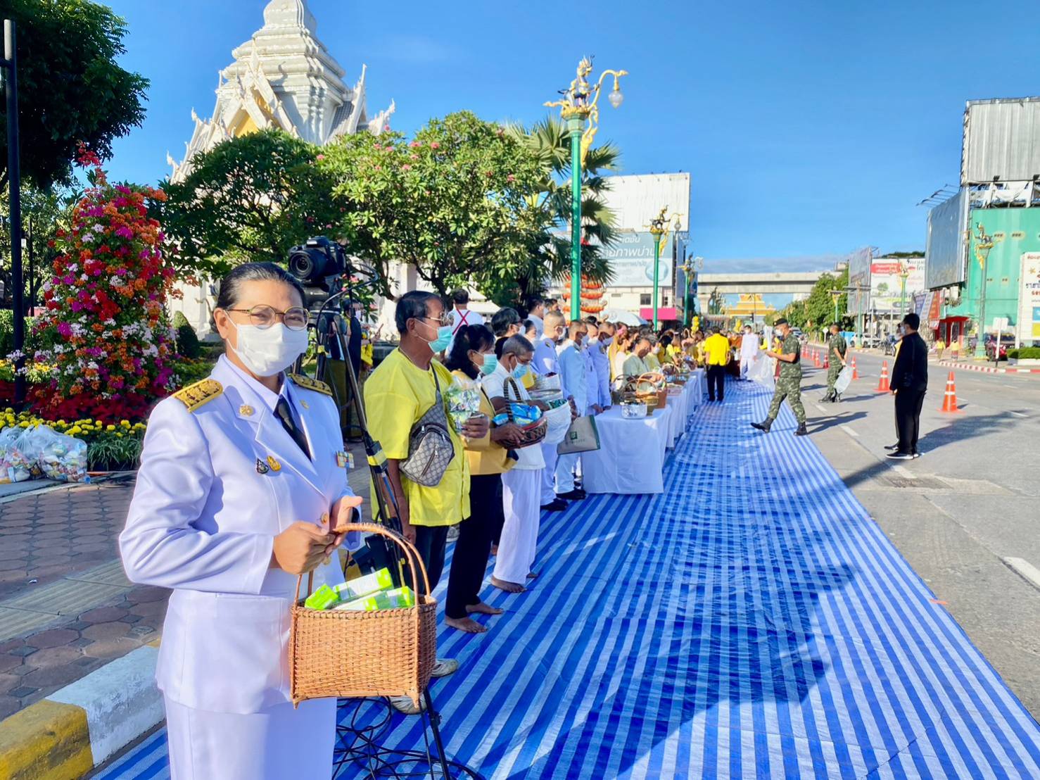 จังหวัดขอนแก่น : ชาวขอนแก่นพร้อมใจทำบุญตักบาตรถวายเป็นพระราชกุศล เนื่องในวันคล้ายวันพระราชสมภพในหลวง รัชกาลที่ 9