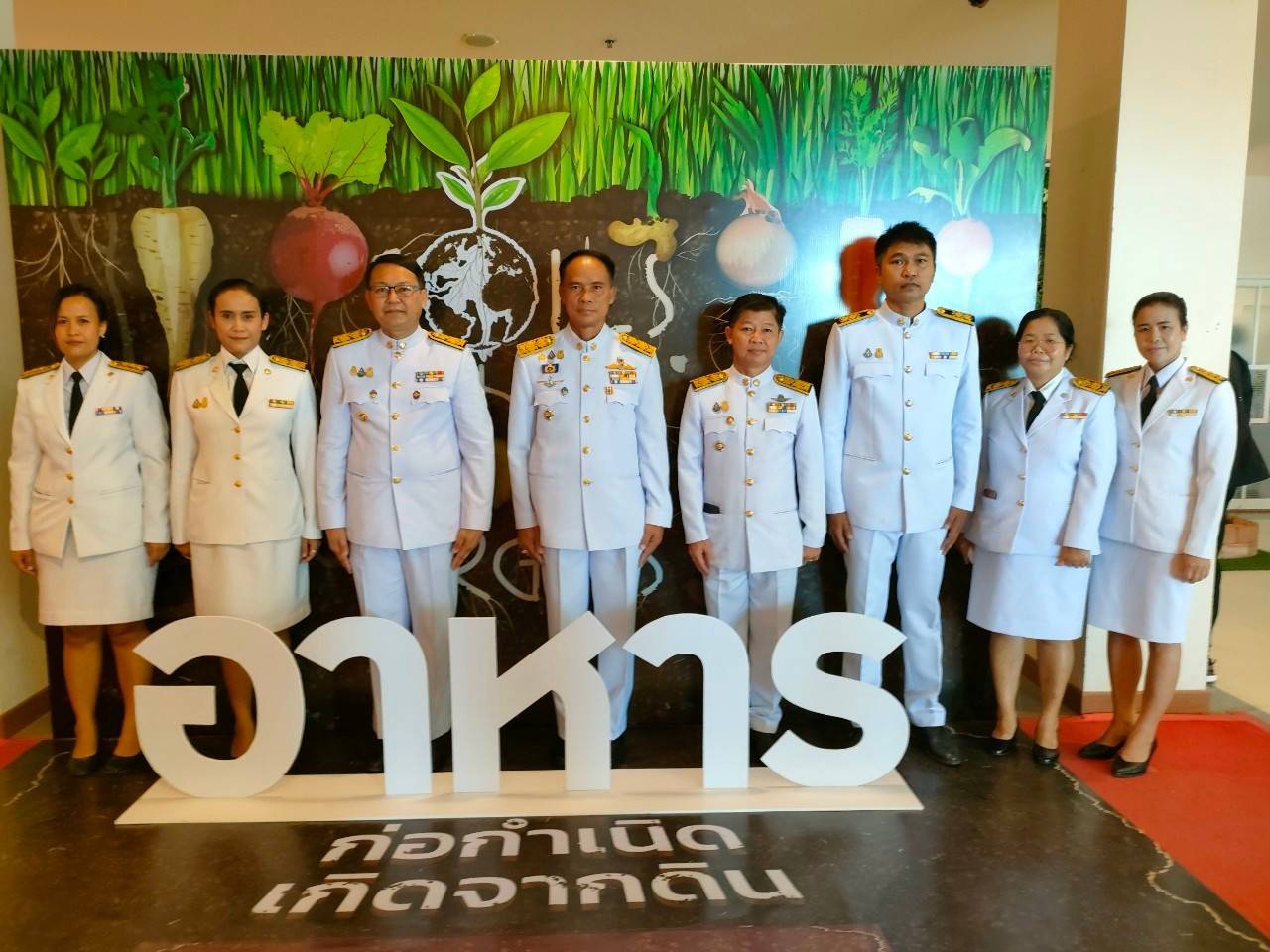 จังหวัดขอนแก่น : จัดพิธีวางพานพุ่มและถวายบังคมเบื้องหน้าพระบรมฉายาลักษณ์ พระบาทสมเด็จพระบรมชนกาธิเบศ มหาภูมิพลอดุลยเดชมหาราช บรมราชบพิธ เนื่องในวันพ่อแห่งชาติ ปี 2565