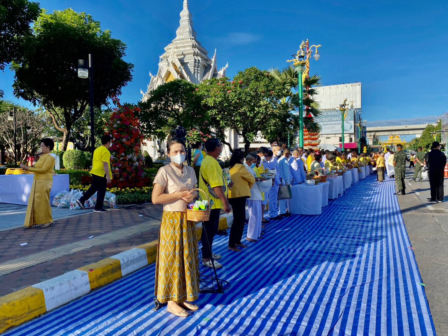 จังหวัดขอนแก่น : ชาวขอนแก่นพร้อมใจทำบุญตักบาตรถวายเป็นพระราชกุศล เนื่องในวันคล้ายวันพระราชสมภพในหลวง รัชกาลที่ 9