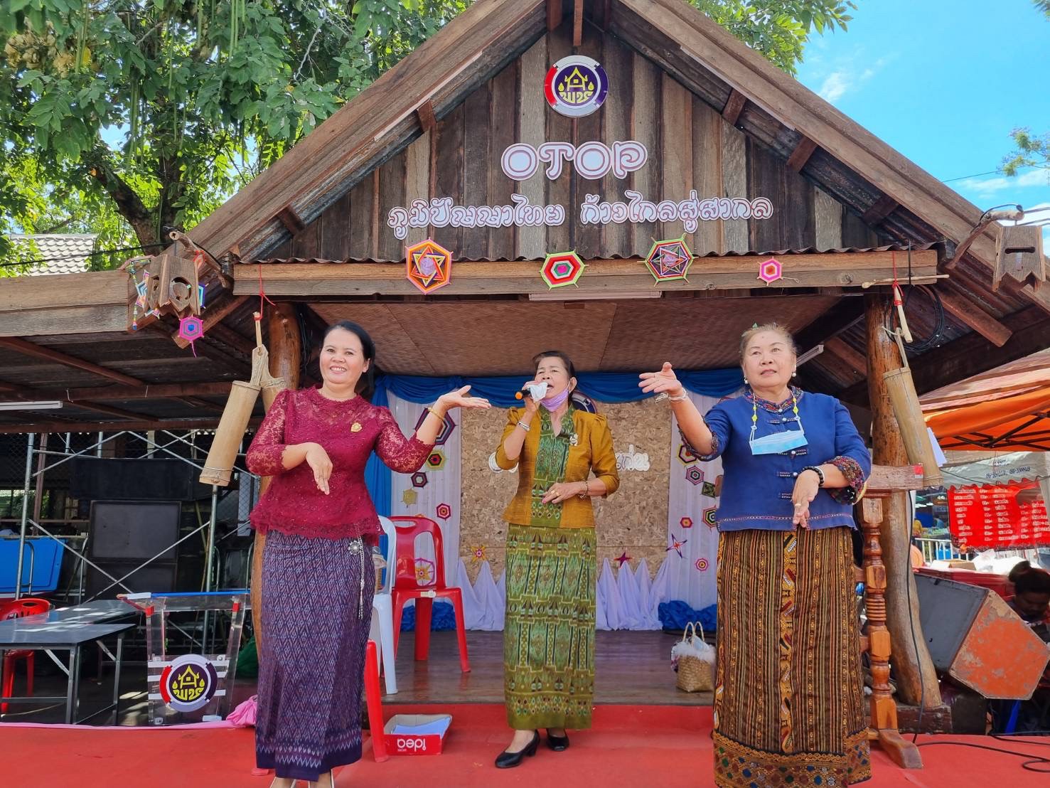 พช. ขอนแก่น : โชว์ความสำเร็จงานแสดงและจำหน่ายผลิตภัณฑ์ชุมชน OTOP ภายใต้ Theme “OTOP” ภูมิปัญญาไทย ก้าวไกลสู่สากล” ในงานเทศกาลไหมนานาชาติ ประเพณีผูกเสี่ยว งานกาชาดจังหวัดขอนแก่น และงานขอนแก่น Soft Power ประจำปี 2565 โกยรายได้ 11 วัน ยอดขาย 24 ล้าน กระตุ้นเศรษฐกิจฐานราก กระรายได้กลับสู่ชุมชน