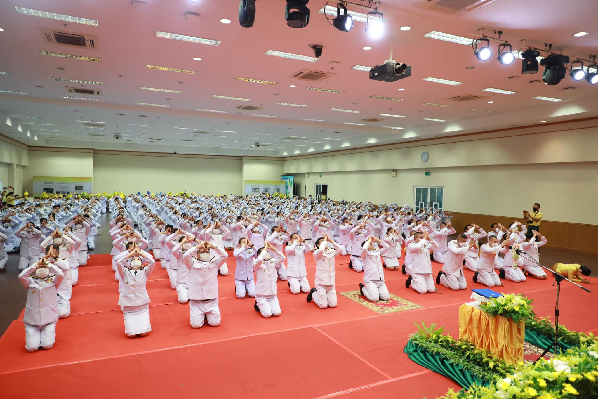 จังหวัดขอนแก่น : จัดพิธีวางพานพุ่มและถวายบังคมเบื้องหน้าพระบรมฉายาลักษณ์ พระบาทสมเด็จพระบรมชนกาธิเบศ มหาภูมิพลอดุลยเดชมหาราช บรมราชบพิธ เนื่องในวันพ่อแห่งชาติ ปี 2565