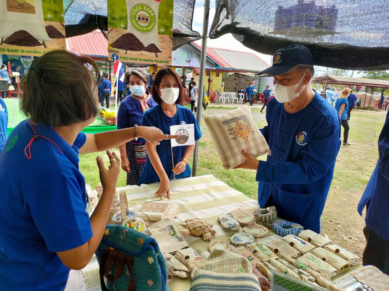 จังหวัดขอนแก่น : จับมือภาคีเครือข่ายจัดกิจกรรม Kick off วันดินโลก (World Soil Day) ปี 2565 ภายใต้แนวคิด “อาหารก่อกำเนิดเกิดจากดิน” (Soils : where food begins)