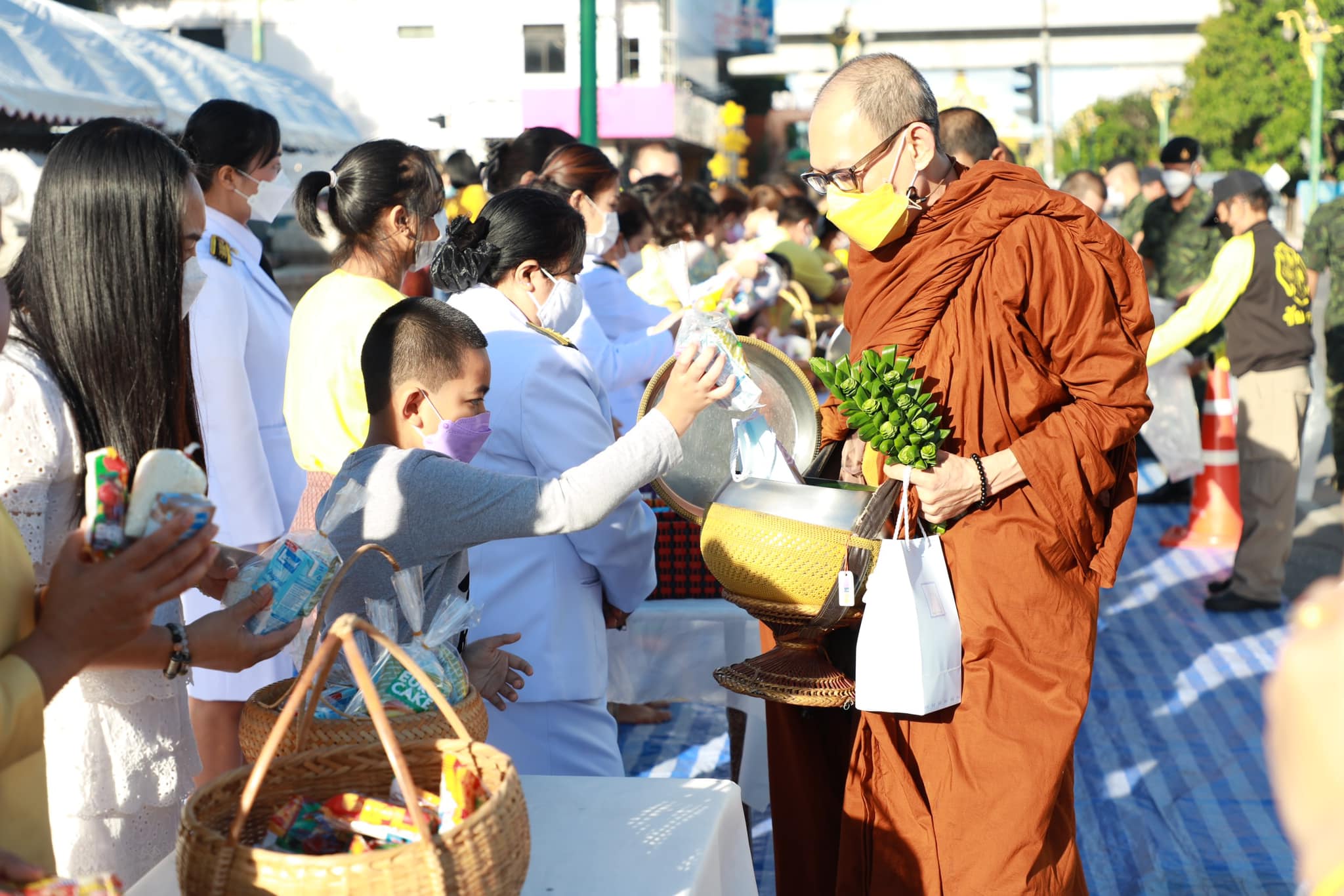 จังหวัดขอนแก่น : ชาวขอนแก่นพร้อมใจทำบุญตักบาตรถวายเป็นพระราชกุศล เนื่องในวันคล้ายวันพระราชสมภพในหลวง รัชกาลที่ 9