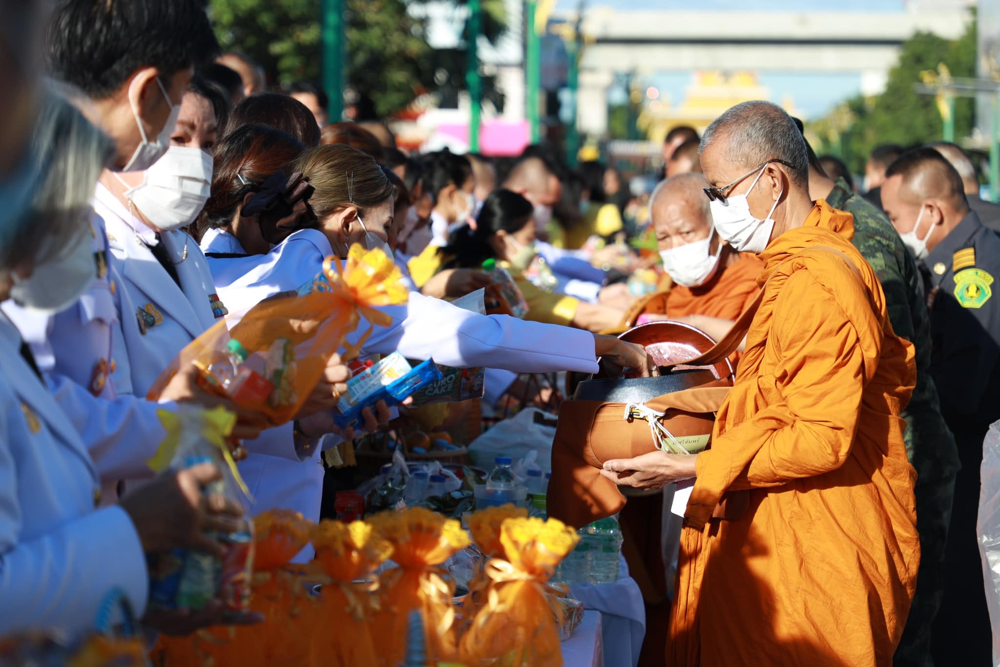 จังหวัดขอนแก่น : ชาวขอนแก่นพร้อมใจทำบุญตักบาตรถวายเป็นพระราชกุศล เนื่องในวันคล้ายวันพระราชสมภพในหลวง รัชกาลที่ 9