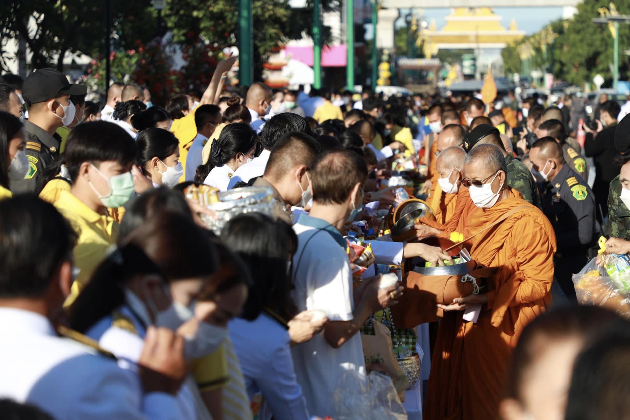 จังหวัดขอนแก่น : ชาวขอนแก่นพร้อมใจทำบุญตักบาตรถวายเป็นพระราชกุศล เนื่องในวันคล้ายวันพระราชสมภพในหลวง รัชกาลที่ 9