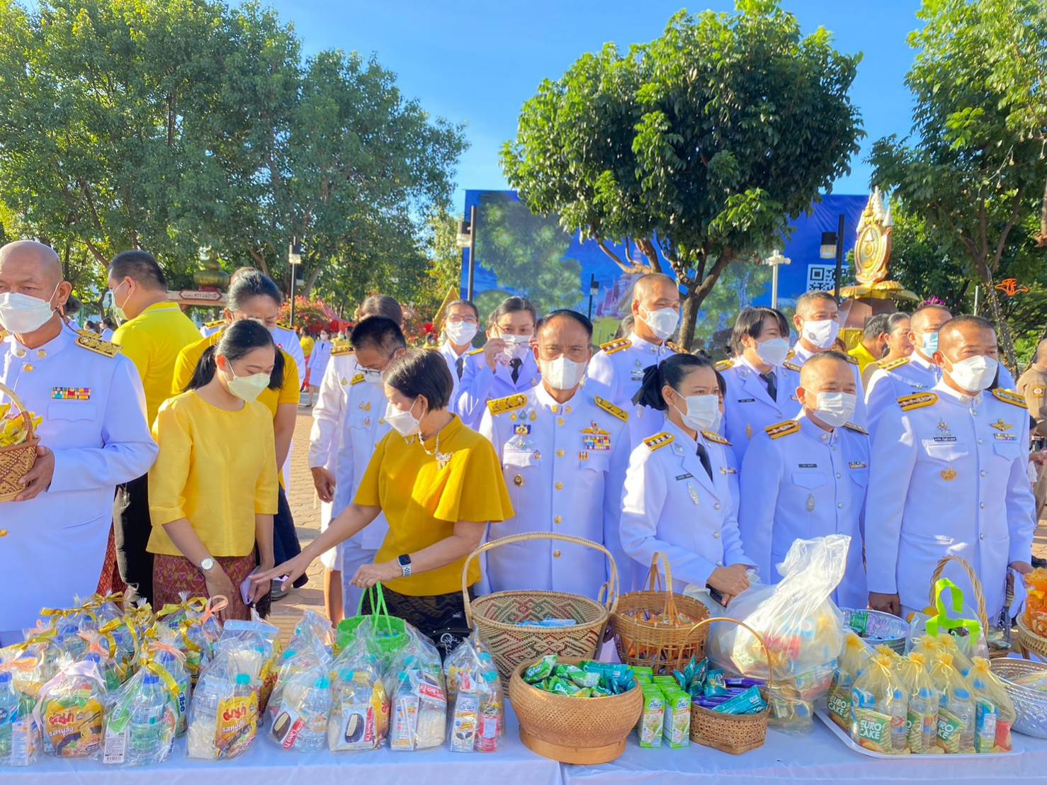 จังหวัดขอนแก่น : ชาวขอนแก่นพร้อมใจทำบุญตักบาตรถวายเป็นพระราชกุศล เนื่องในวันคล้ายวันพระราชสมภพในหลวง รัชกาลที่ 9