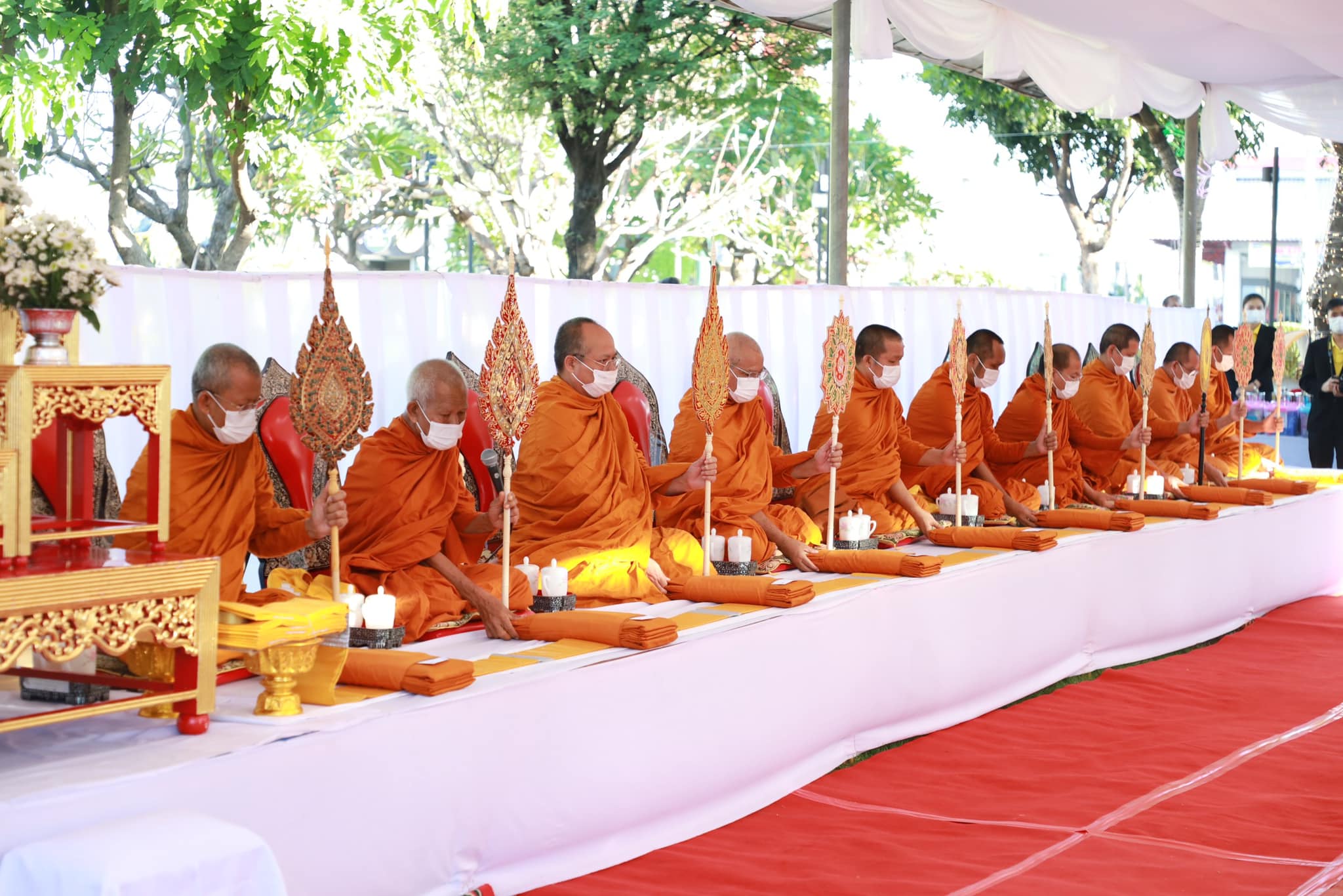 จังหวัดขอนแก่น : ชาวขอนแก่นพร้อมใจทำบุญตักบาตรถวายเป็นพระราชกุศล เนื่องในวันคล้ายวันพระราชสมภพในหลวง รัชกาลที่ 9