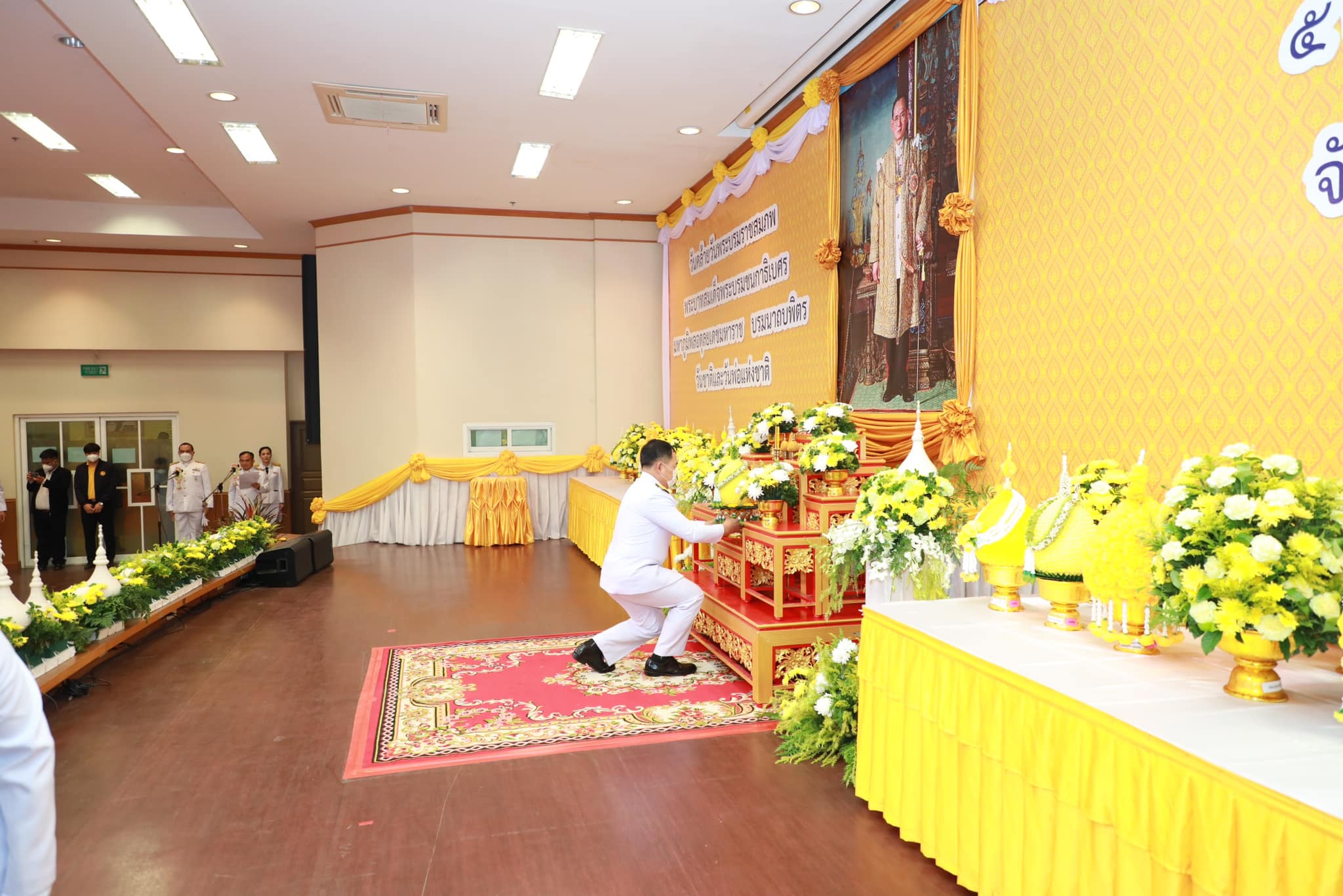 จังหวัดขอนแก่น : จัดพิธีวางพานพุ่มและถวายบังคมเบื้องหน้าพระบรมฉายาลักษณ์ พระบาทสมเด็จพระบรมชนกาธิเบศ มหาภูมิพลอดุลยเดชมหาราช บรมราชบพิธ เนื่องในวันพ่อแห่งชาติ ปี 2565