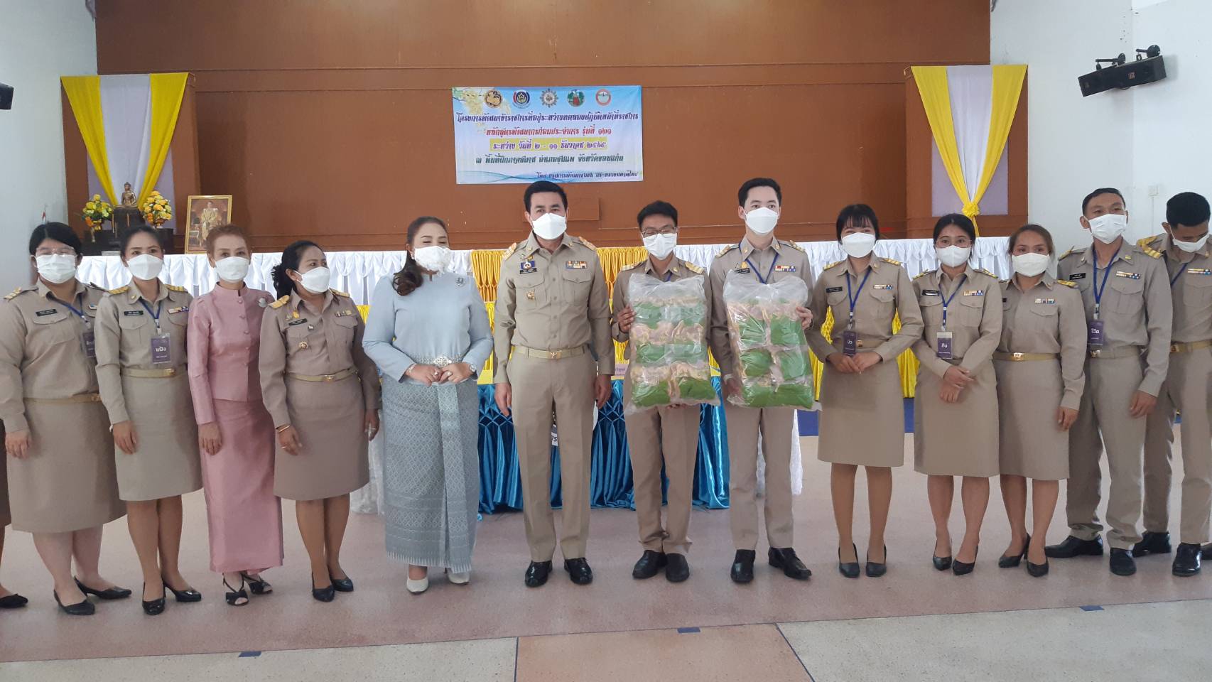 ?จังหวัดขอนแก่น : จัดพิธีส่งมอบนักศึกษาพัฒนากร จากการฝึกปฏิบัติงานภาคสนาม หลักสูตร พัฒนากรก่อนประจำการ รุ่นที่ 121 พื้นที่อำเภอชุมแพ จังหวัดขอนแก่น