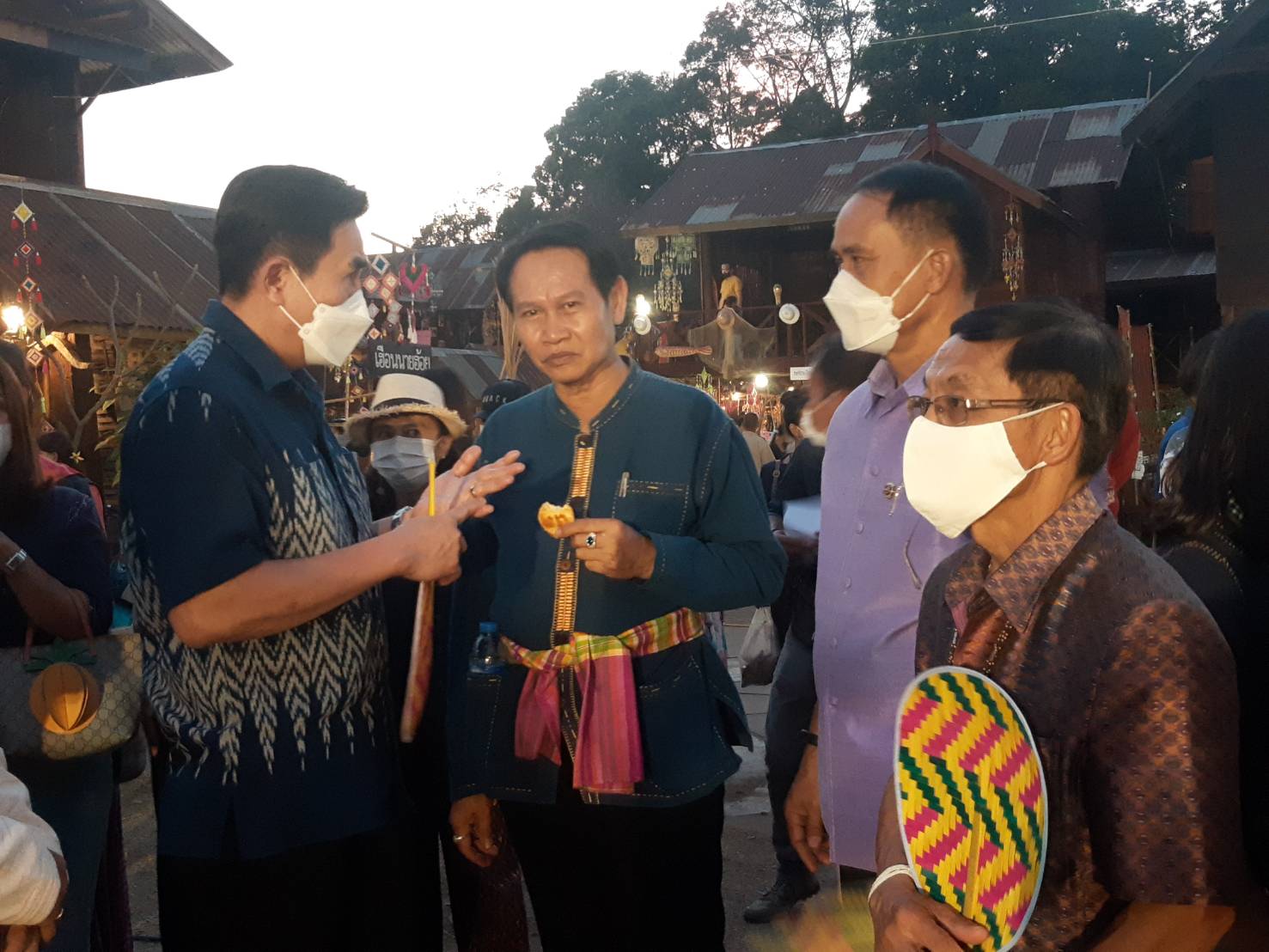 พช.ขอนแก่น : นายวิฑูรย์ นวลนุกูล รองอธิบดีกรมการพัฒนาชุมชน เยี่ยมให้กำลังใจ ผู้ประกอบการ OTOP ในงานเทศกาลไหมนานาชาติ ประเพณีผูกเสี่ยว งานกาชาดจังหวัดขอนแก่น และงานขอนแก่น Soft Power ประจำปี 2565