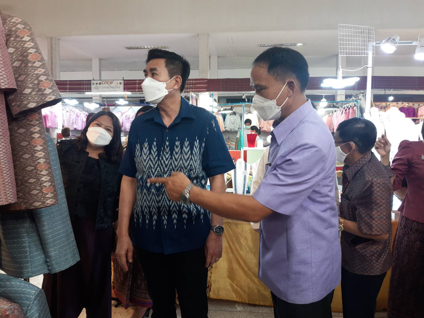 พช.ขอนแก่น : นายวิฑูรย์ นวลนุกูล รองอธิบดีกรมการพัฒนาชุมชน เยี่ยมให้กำลังใจ ผู้ประกอบการ OTOP ในงานเทศกาลไหมนานาชาติ ประเพณีผูกเสี่ยว งานกาชาดจังหวัดขอนแก่น และงานขอนแก่น Soft Power ประจำปี 2565
