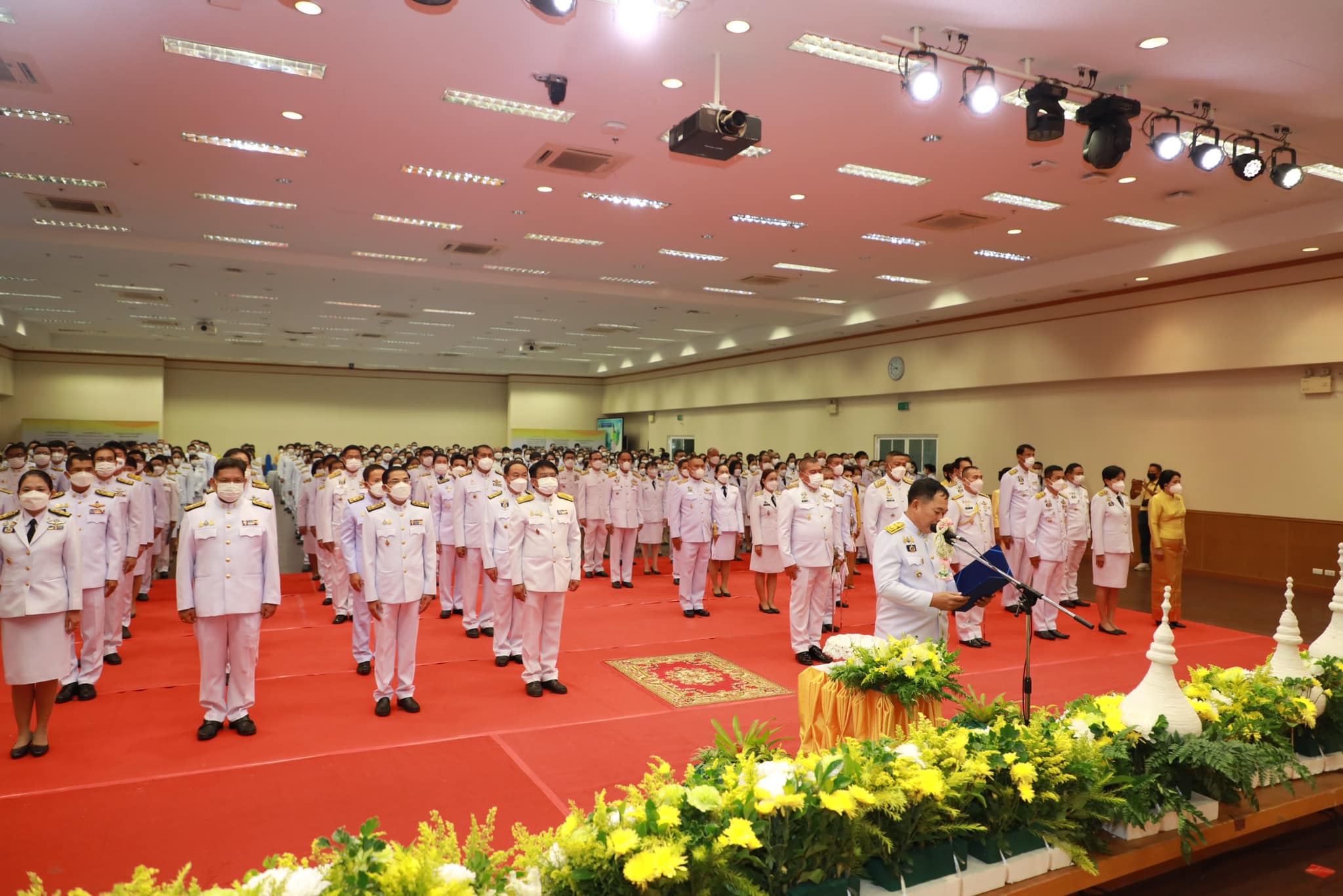 จังหวัดขอนแก่น : จัดพิธีวางพานพุ่มและถวายบังคมเบื้องหน้าพระบรมฉายาลักษณ์ พระบาทสมเด็จพระบรมชนกาธิเบศ มหาภูมิพลอดุลยเดชมหาราช บรมราชบพิธ เนื่องในวันพ่อแห่งชาติ ปี 2565