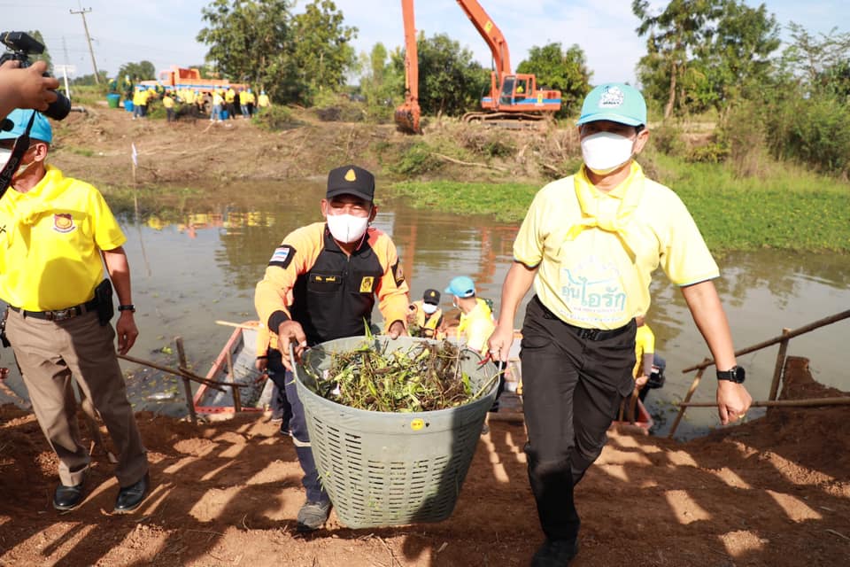 จิตอาสาขอนแก่น : ร่วมทำความดีด้วยหัวใจ ทำความสะอาด กำจัดวัชพืช และกิจกรรมสาธารณประโยชน์ เนื่องในวันคล้ายวันพระบรมราชสมภพ พระบาทสมเด็จพระบรมชนกาธิเบศร มหาภูมิพลอดุลยเดชมหาราช บรมนาถบพิตร ประจำปี 2565