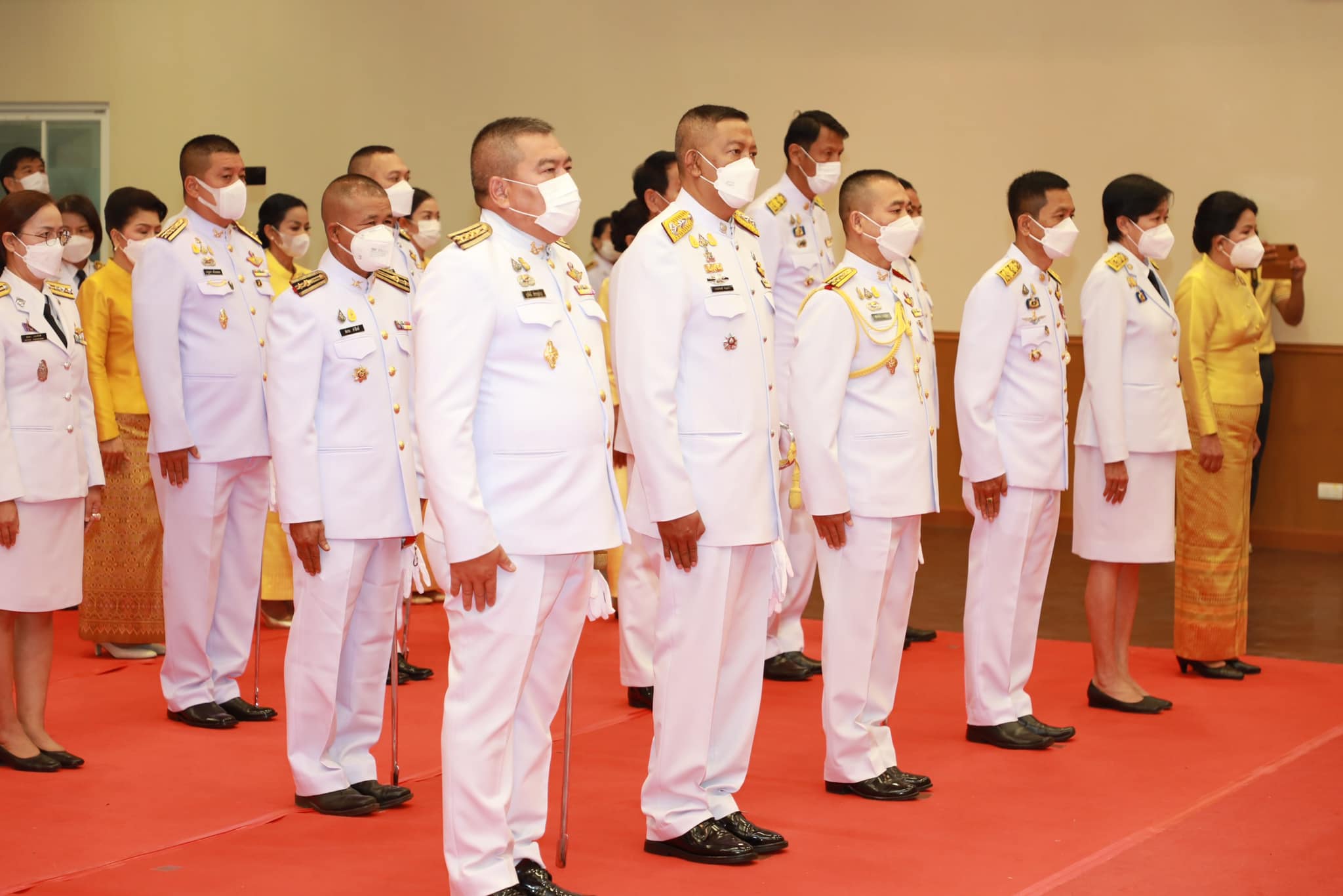 จังหวัดขอนแก่น : จัดพิธีวางพานพุ่มและถวายบังคมเบื้องหน้าพระบรมฉายาลักษณ์ พระบาทสมเด็จพระบรมชนกาธิเบศ มหาภูมิพลอดุลยเดชมหาราช บรมราชบพิธ เนื่องในวันพ่อแห่งชาติ ปี 2565