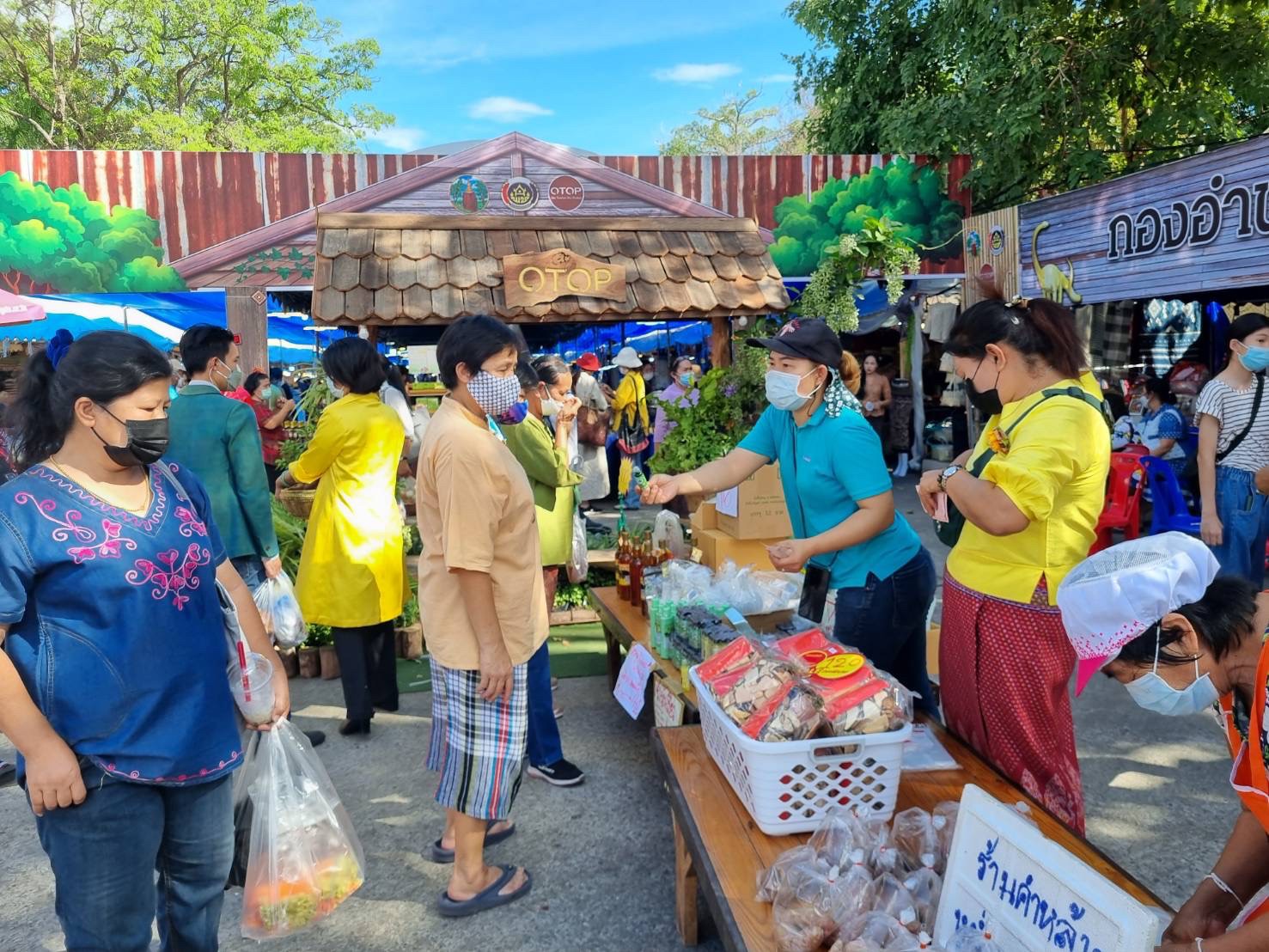 พช. ขอนแก่น : โชว์ความสำเร็จงานแสดงและจำหน่ายผลิตภัณฑ์ชุมชน OTOP ภายใต้ Theme “OTOP” ภูมิปัญญาไทย ก้าวไกลสู่สากล” ในงานเทศกาลไหมนานาชาติ ประเพณีผูกเสี่ยว งานกาชาดจังหวัดขอนแก่น และงานขอนแก่น Soft Power ประจำปี 2565 โกยรายได้ 11 วัน ยอดขาย 24 ล้าน กระตุ้นเศรษฐกิจฐานราก กระรายได้กลับสู่ชุมชน