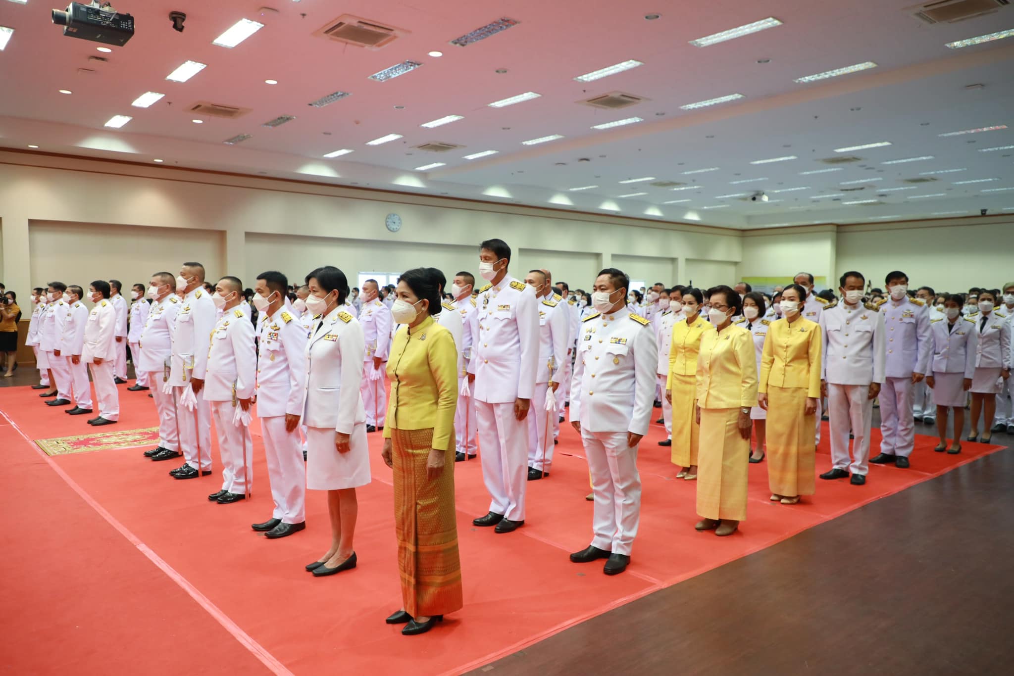 จังหวัดขอนแก่น : จัดพิธีวางพานพุ่มและถวายบังคมเบื้องหน้าพระบรมฉายาลักษณ์ พระบาทสมเด็จพระบรมชนกาธิเบศ มหาภูมิพลอดุลยเดชมหาราช บรมราชบพิธ เนื่องในวันพ่อแห่งชาติ ปี 2565