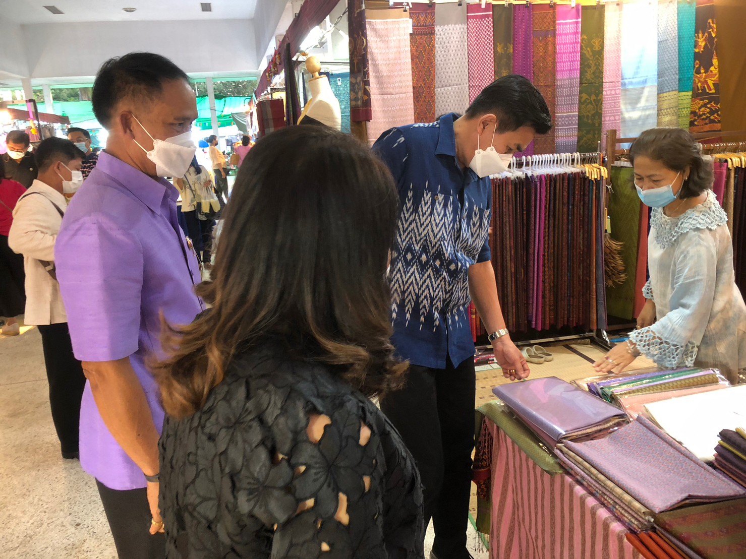 พช.ขอนแก่น : นายวิฑูรย์ นวลนุกูล รองอธิบดีกรมการพัฒนาชุมชน เยี่ยมให้กำลังใจ ผู้ประกอบการ OTOP ในงานเทศกาลไหมนานาชาติ ประเพณีผูกเสี่ยว งานกาชาดจังหวัดขอนแก่น และงานขอนแก่น Soft Power ประจำปี 2565