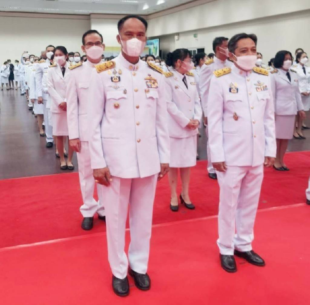 จังหวัดขอนแก่น : จัดพิธีวางพานพุ่มและถวายบังคมเบื้องหน้าพระบรมฉายาลักษณ์ พระบาทสมเด็จพระบรมชนกาธิเบศ มหาภูมิพลอดุลยเดชมหาราช บรมราชบพิธ เนื่องในวันพ่อแห่งชาติ ปี 2565