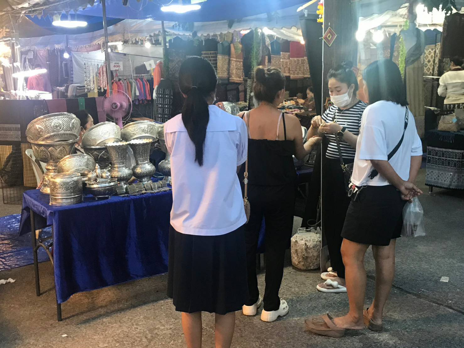 จังหวัดขอนแก่น : ปลื้มยอดจำหน่ายสินค้า OTOP กระตุ้นเศรษฐกิจฐานราก ภายในงานแสดงและจำหน่ายผลิตภัณฑ์ชุมชน OTOP ภายใต้ Theme “OTOP” ภูมิปัญญาไทย ก้าวไกลสู่สากล” ในงานเทศกาลไหมนานาชาติ ประเพณีผูกเสี่ยว งานกาชาดจังหวัดขอนแก่น และงานขอนแก่น Soft Power ประจำปี 2565