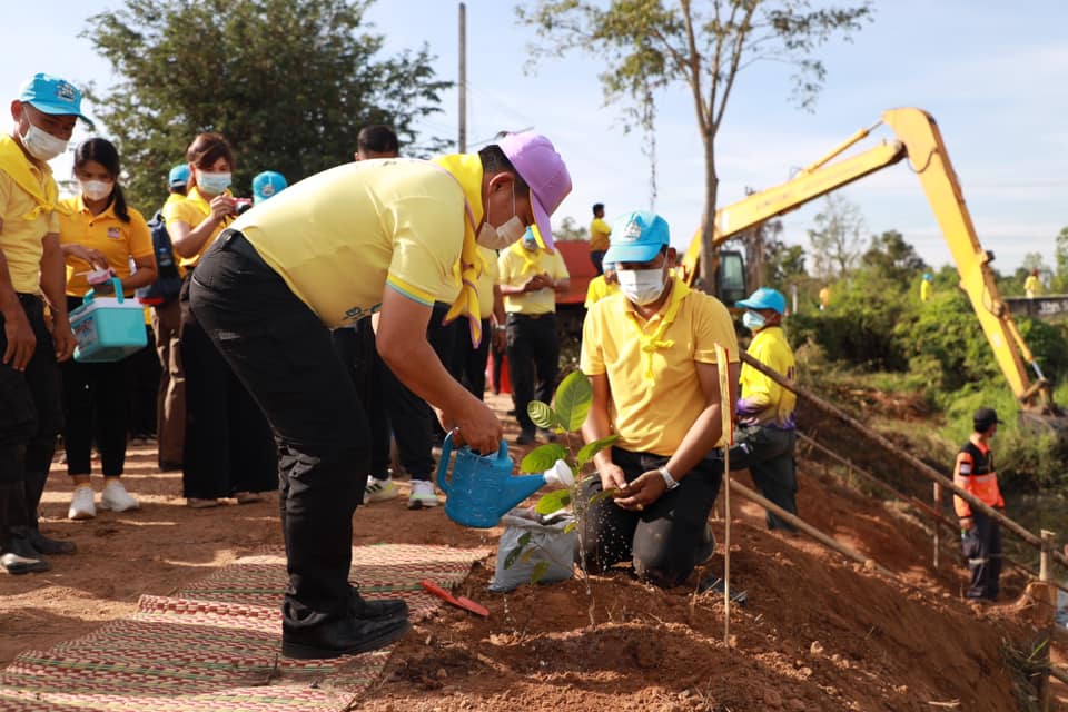 จิตอาสาขอนแก่น : ร่วมทำความดีด้วยหัวใจ ทำความสะอาด กำจัดวัชพืช และกิจกรรมสาธารณประโยชน์ เนื่องในวันคล้ายวันพระบรมราชสมภพ พระบาทสมเด็จพระบรมชนกาธิเบศร มหาภูมิพลอดุลยเดชมหาราช บรมนาถบพิตร ประจำปี 2565