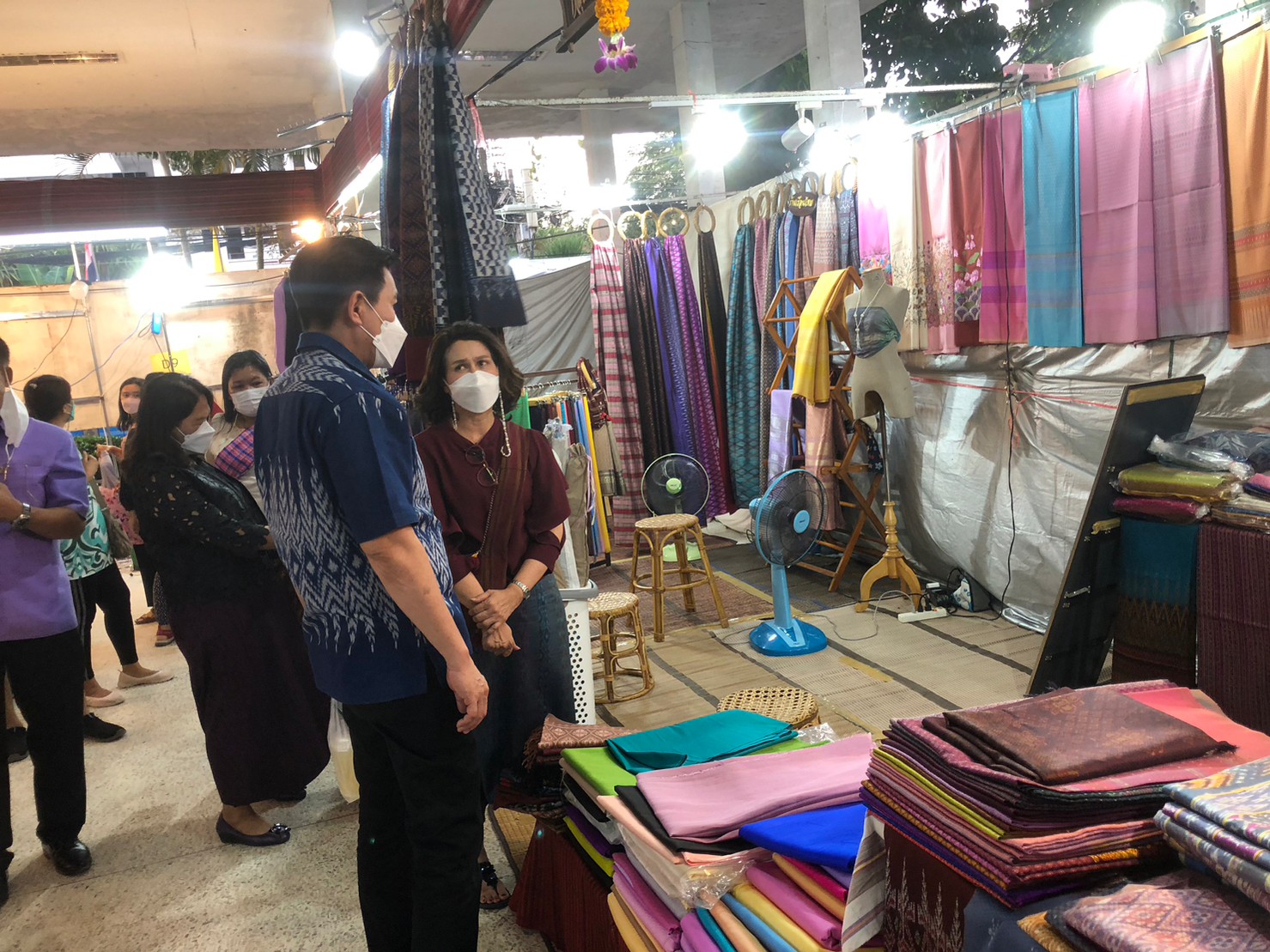 พช.ขอนแก่น : นายวิฑูรย์ นวลนุกูล รองอธิบดีกรมการพัฒนาชุมชน เยี่ยมให้กำลังใจ ผู้ประกอบการ OTOP ในงานเทศกาลไหมนานาชาติ ประเพณีผูกเสี่ยว งานกาชาดจังหวัดขอนแก่น และงานขอนแก่น Soft Power ประจำปี 2565